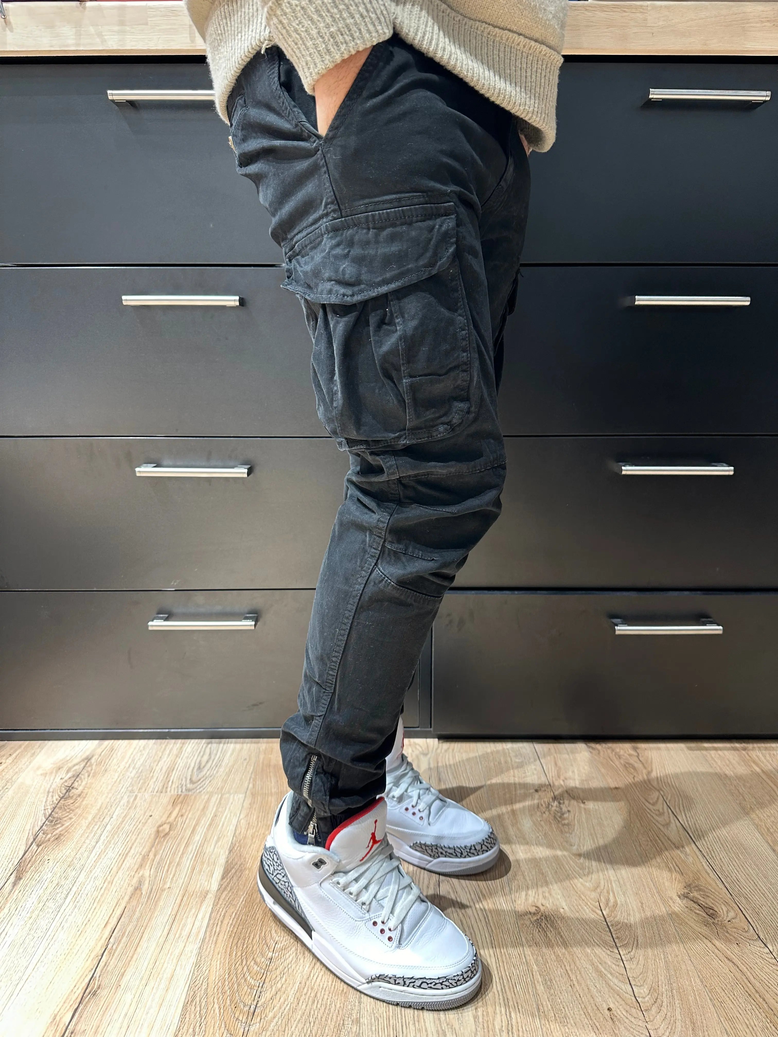 Pantalon Cargo Noir Coupe Slim Cheville élastiqué et Zippé bonhomme