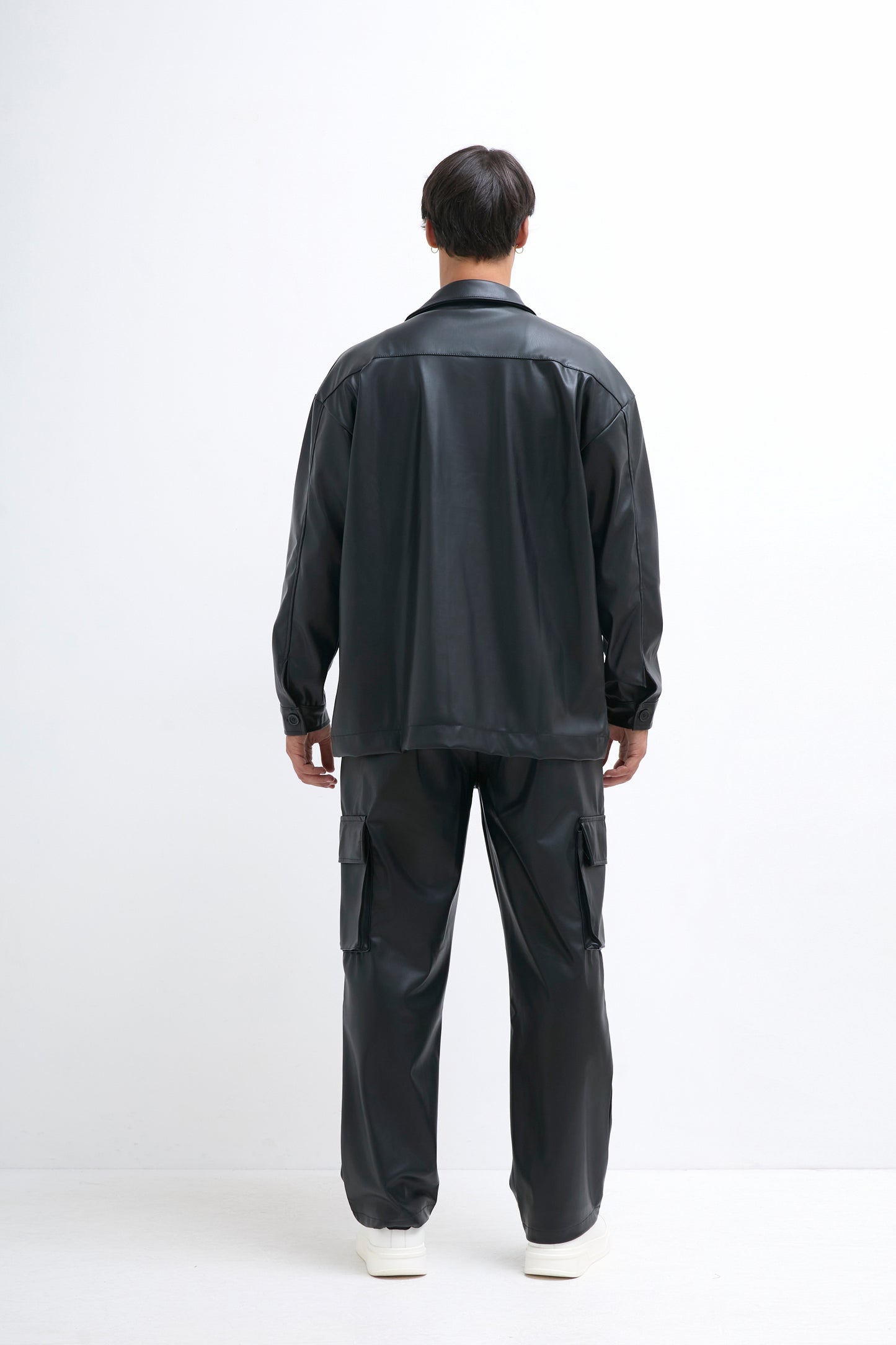 Chemise manches longues en simili cuir noir avec poches