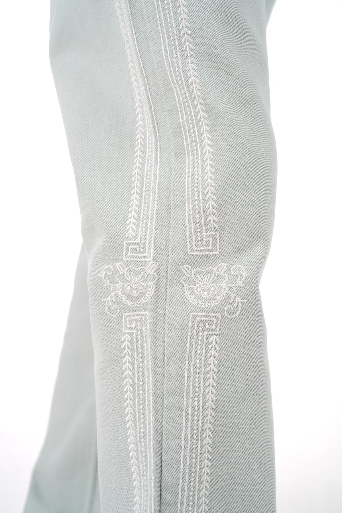 L'ensemble Chemise et Pantalon Gris Clair Brodés