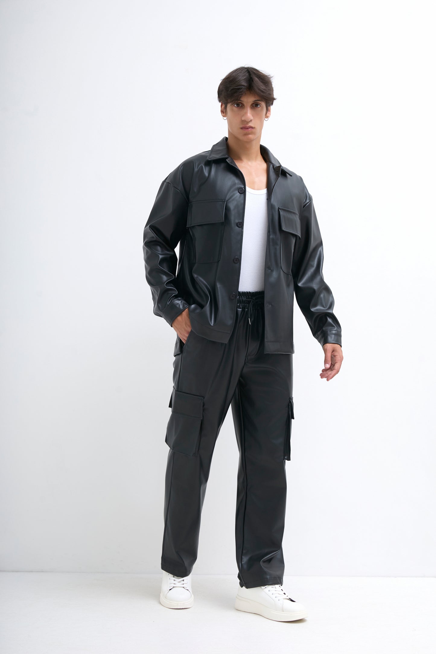 Chemise manches longues en simili cuir noir avec poches