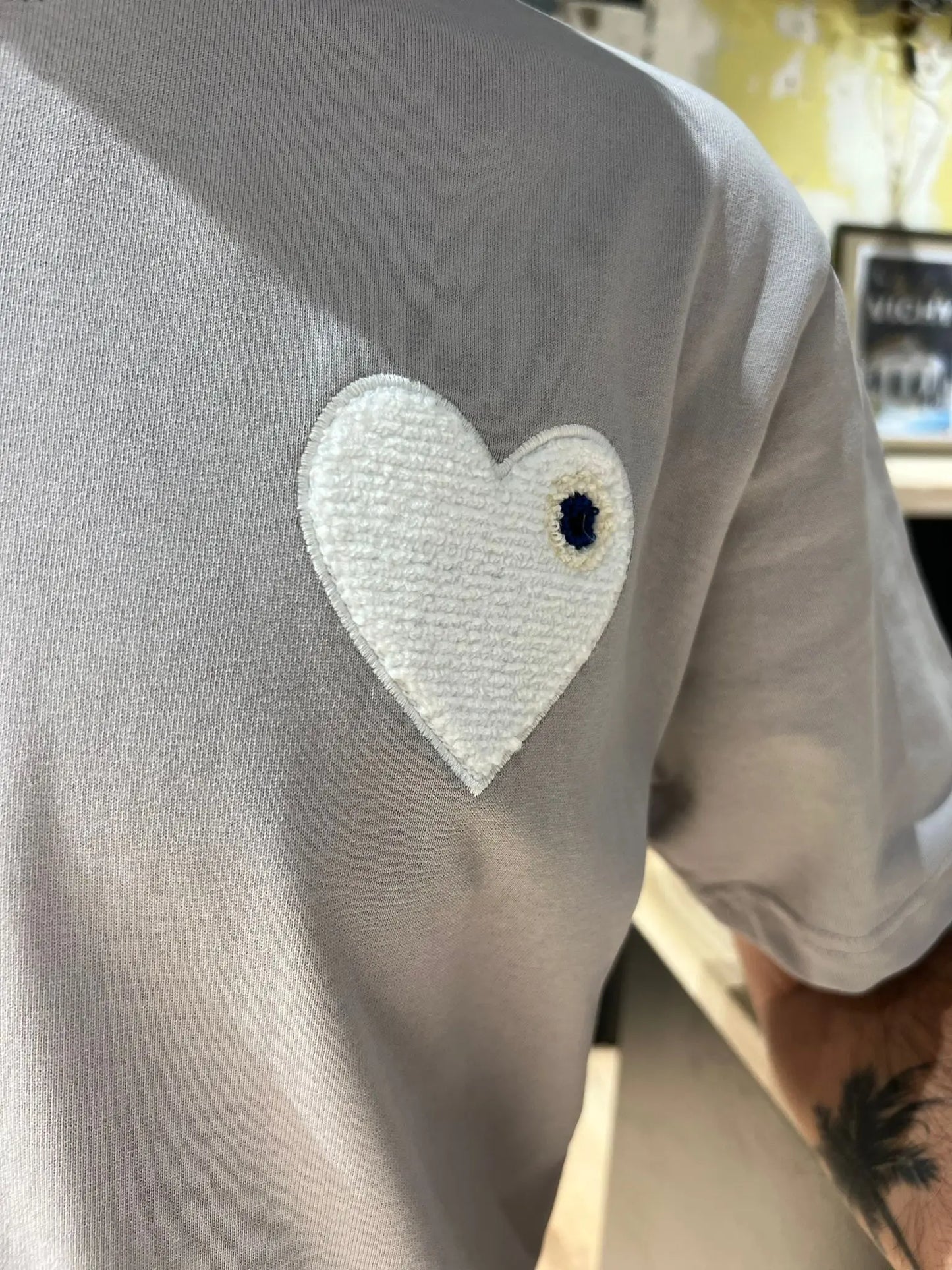 Tee shirt gris avec motif Coeur blanc Homme bonhomme