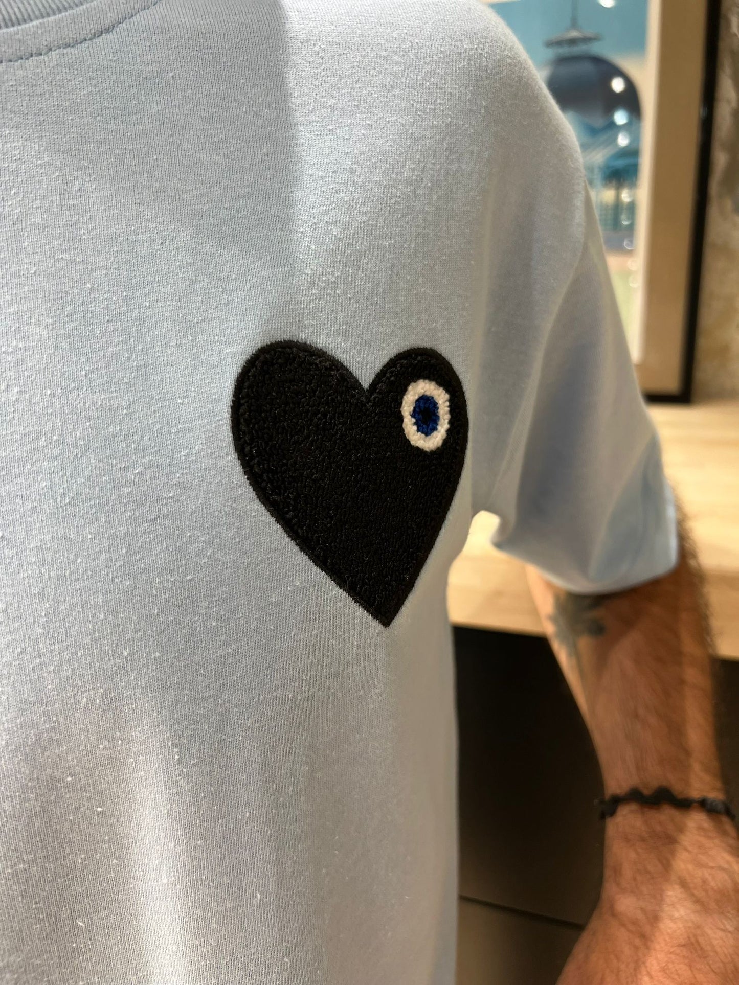 Tee shirt ciel avec motif Coeur noir Homme