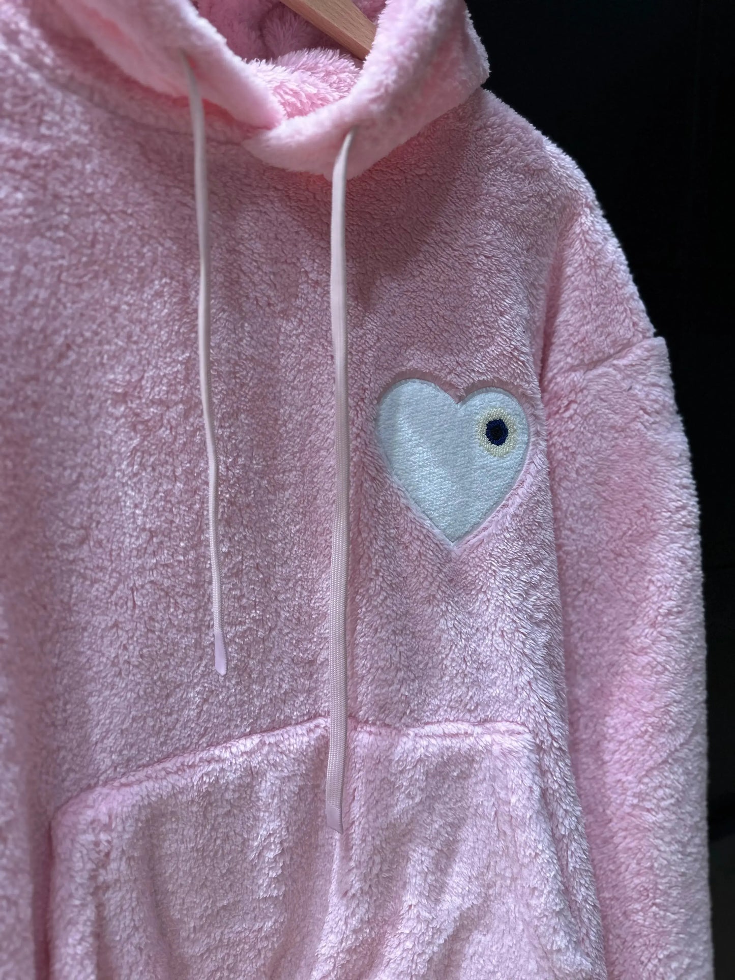 Sweat Moumoute à Capuche Rose Avec Cœur Blanc bonhomme
