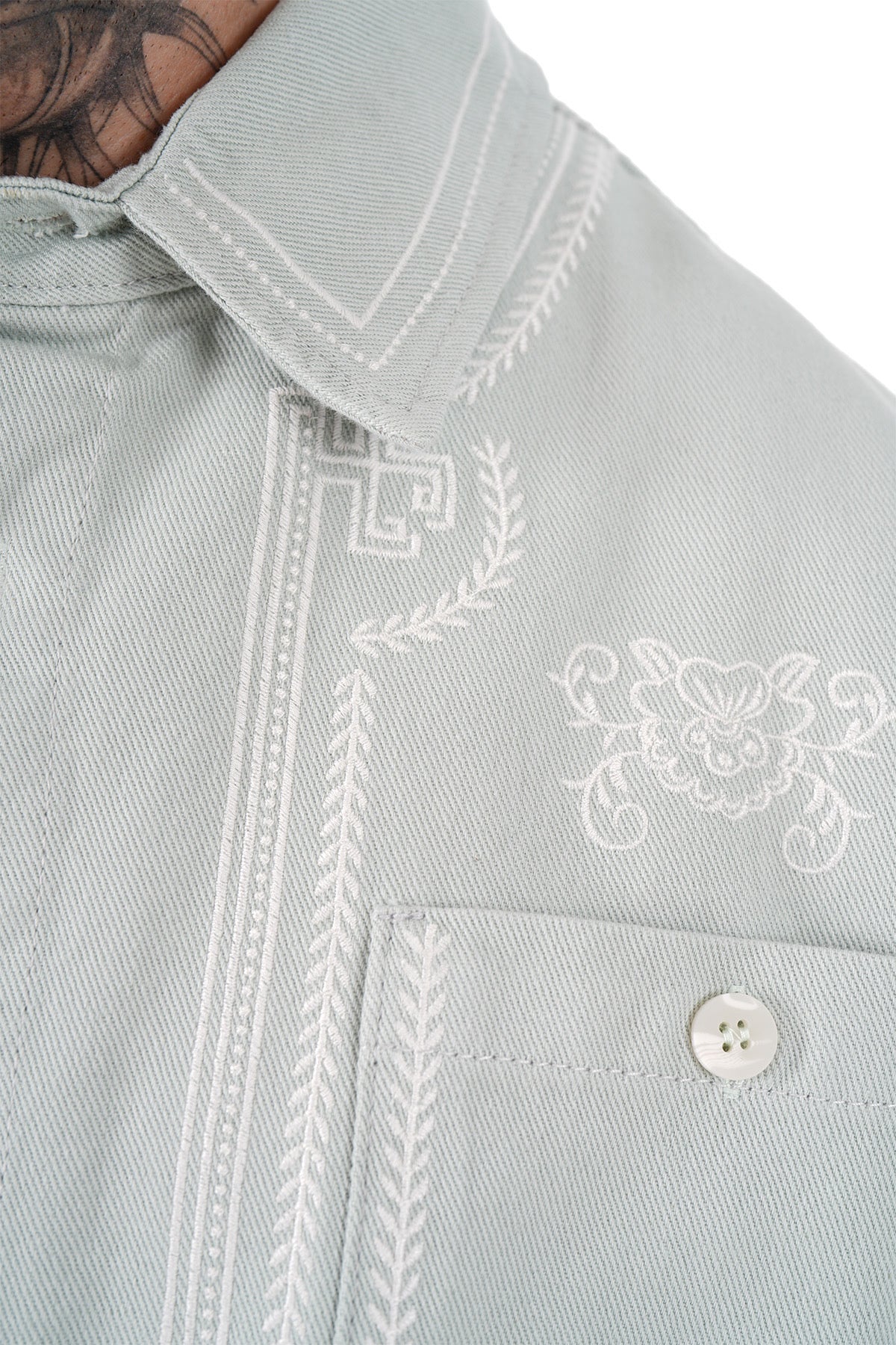 L'ensemble Chemise et Pantalon Gris Clair Brodés