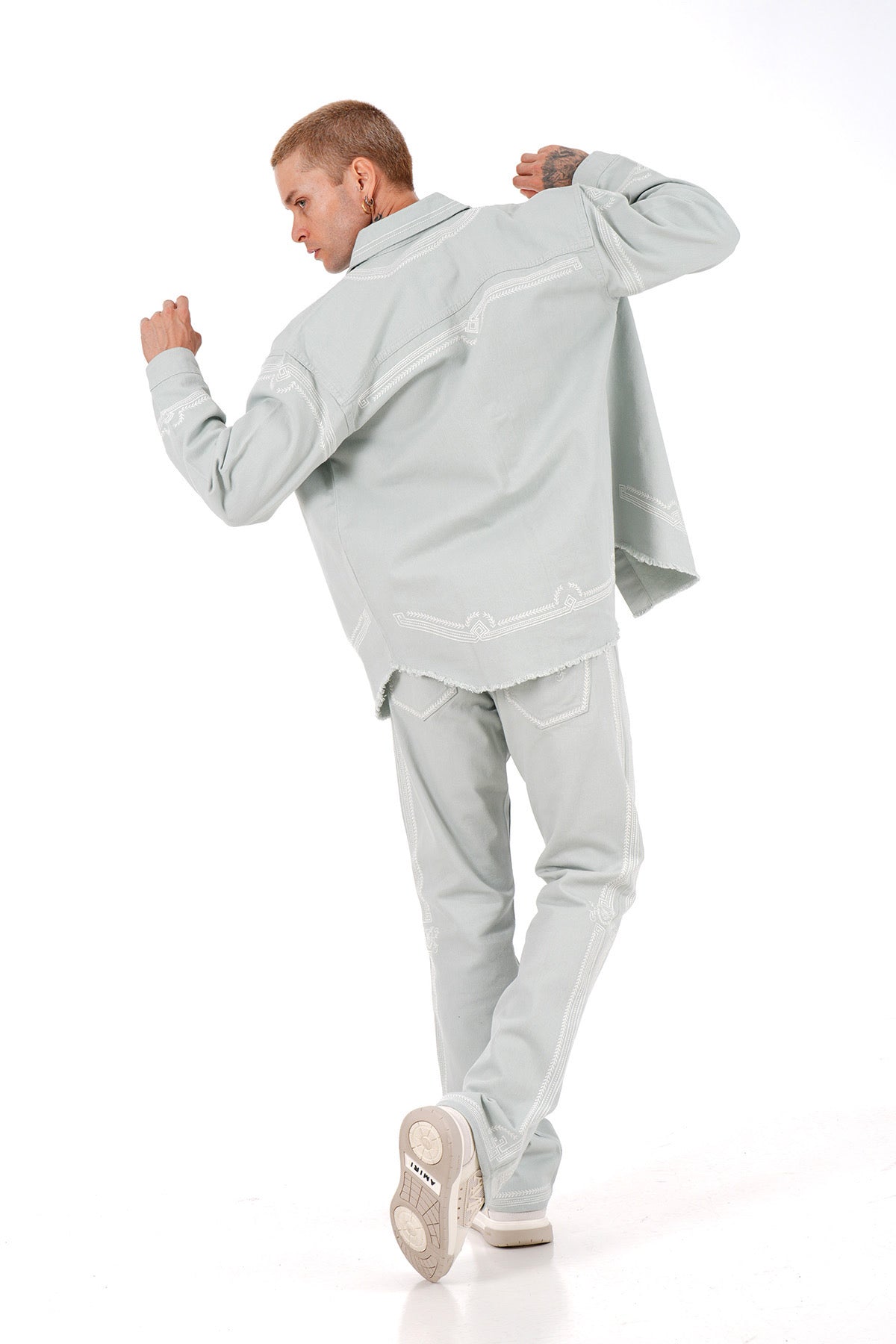 L'ensemble Chemise et Pantalon Gris Clair Brodés