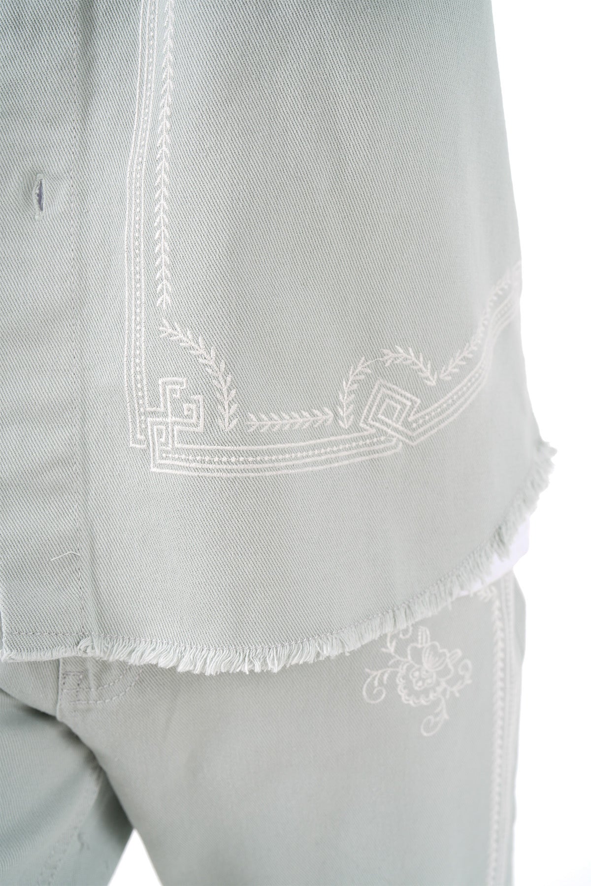 L'ensemble Chemise et Pantalon Gris Clair Brodés