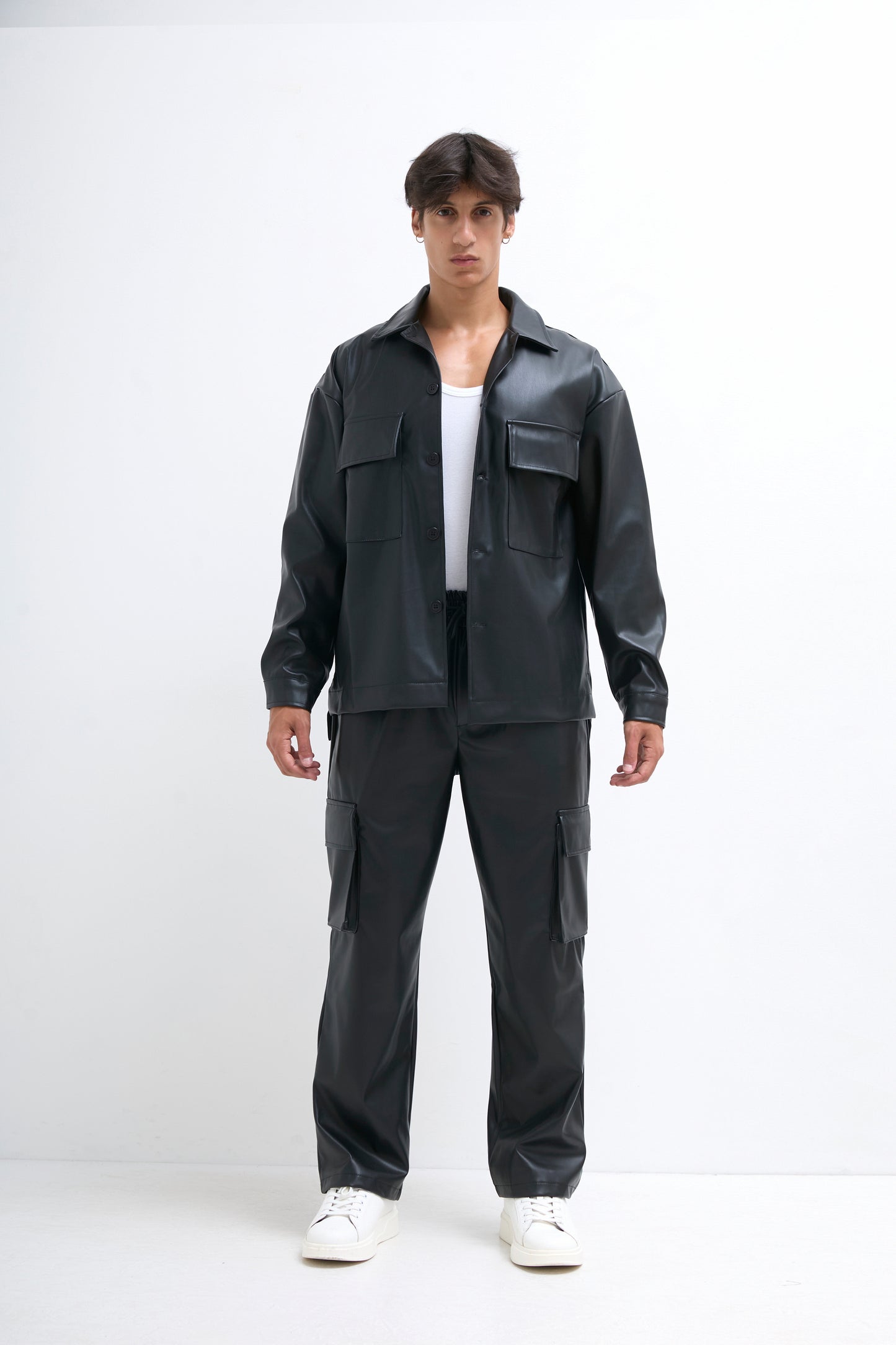 Chemise manches longues en simili cuir noir avec poches