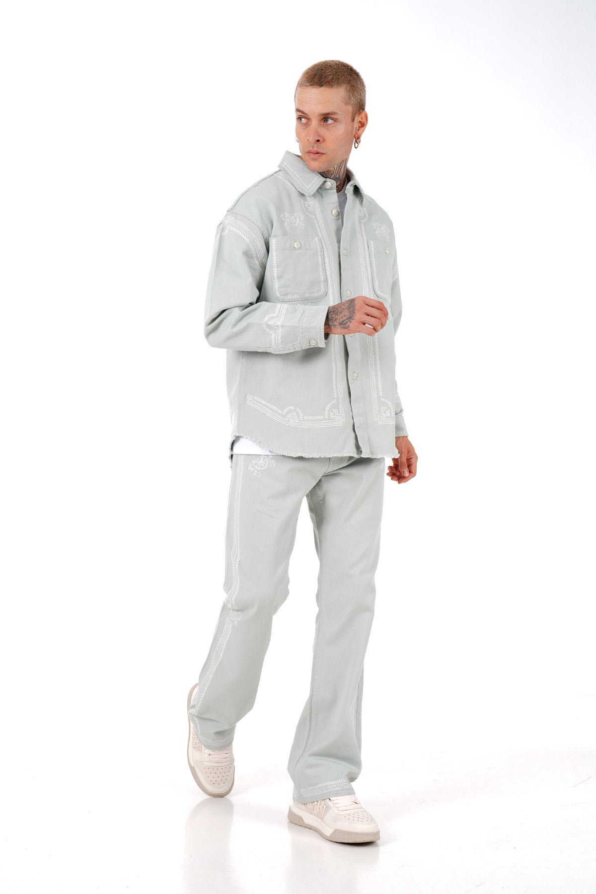 L'ensemble Chemise et Pantalon Gris Clair Brodés