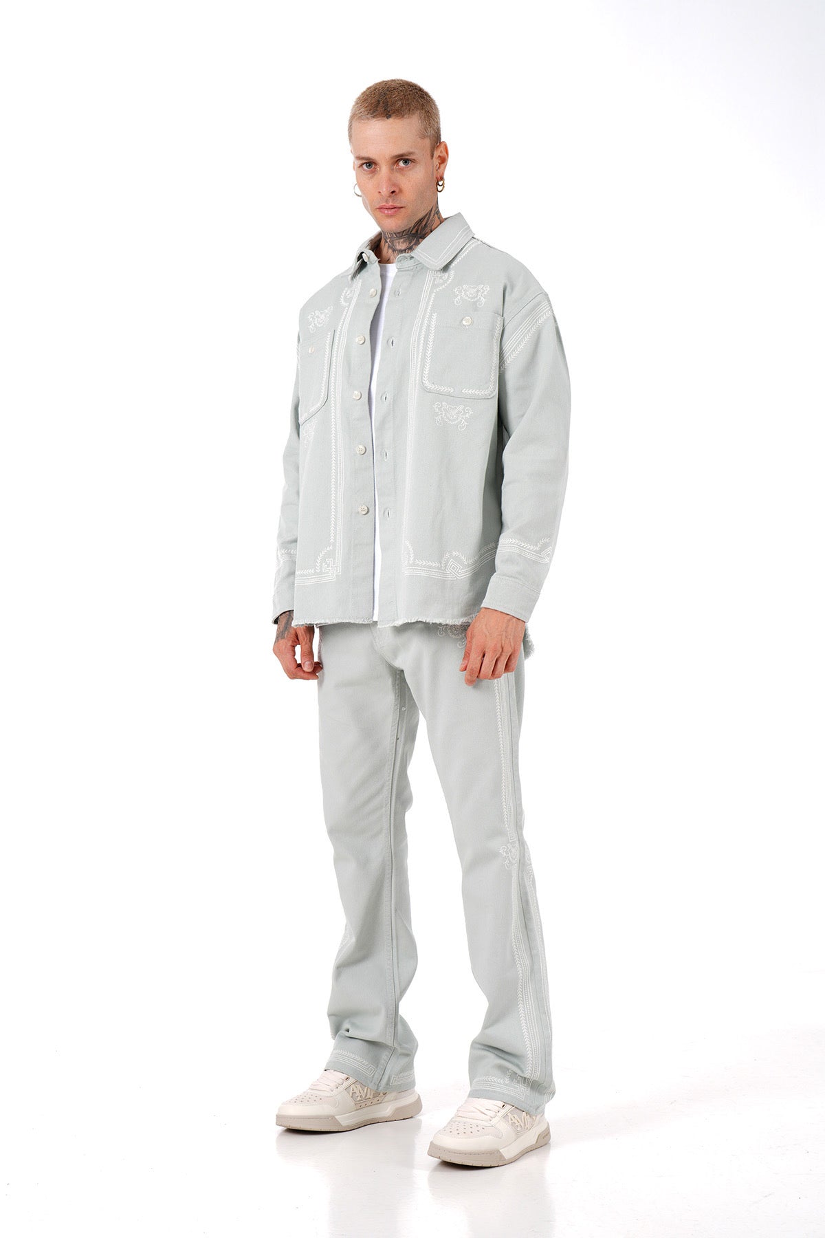 L'ensemble Chemise et Pantalon Gris Clair Brodés