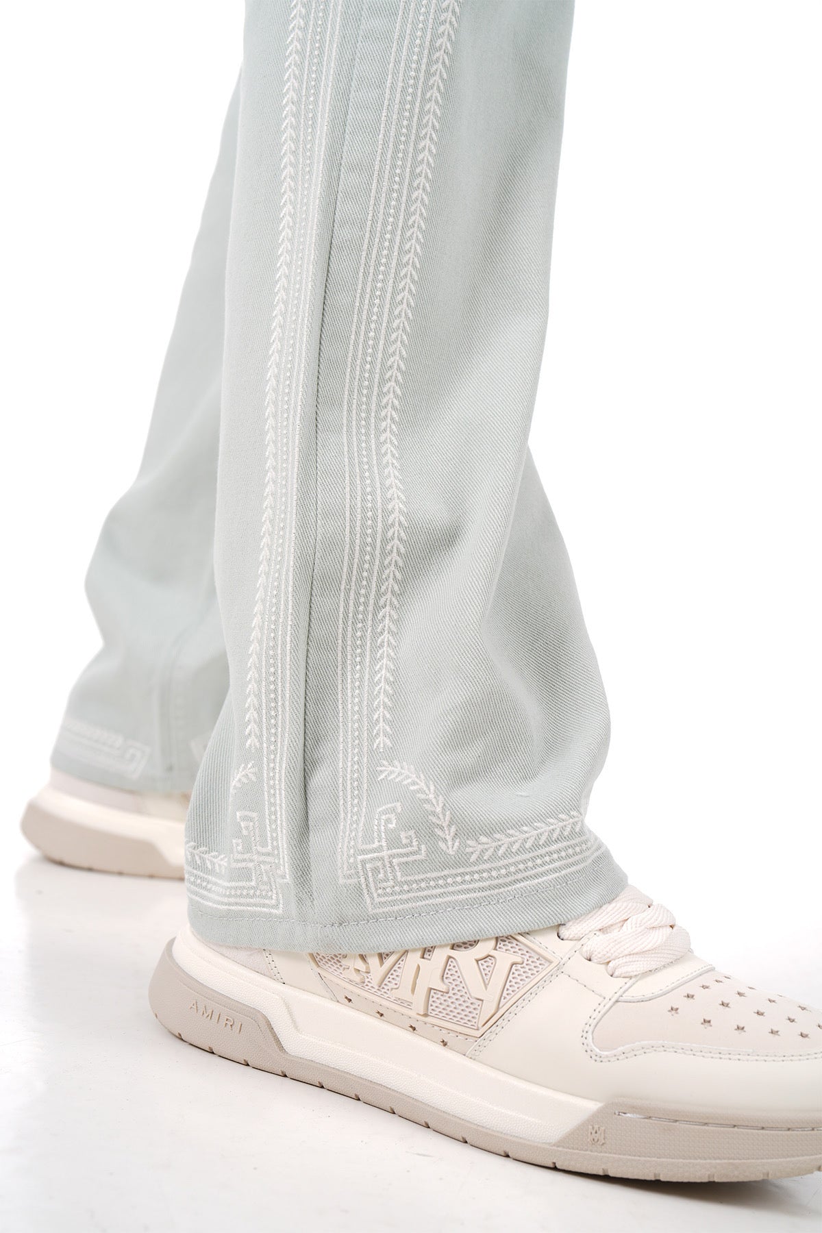 L'ensemble Chemise et Pantalon Gris Clair Brodés
