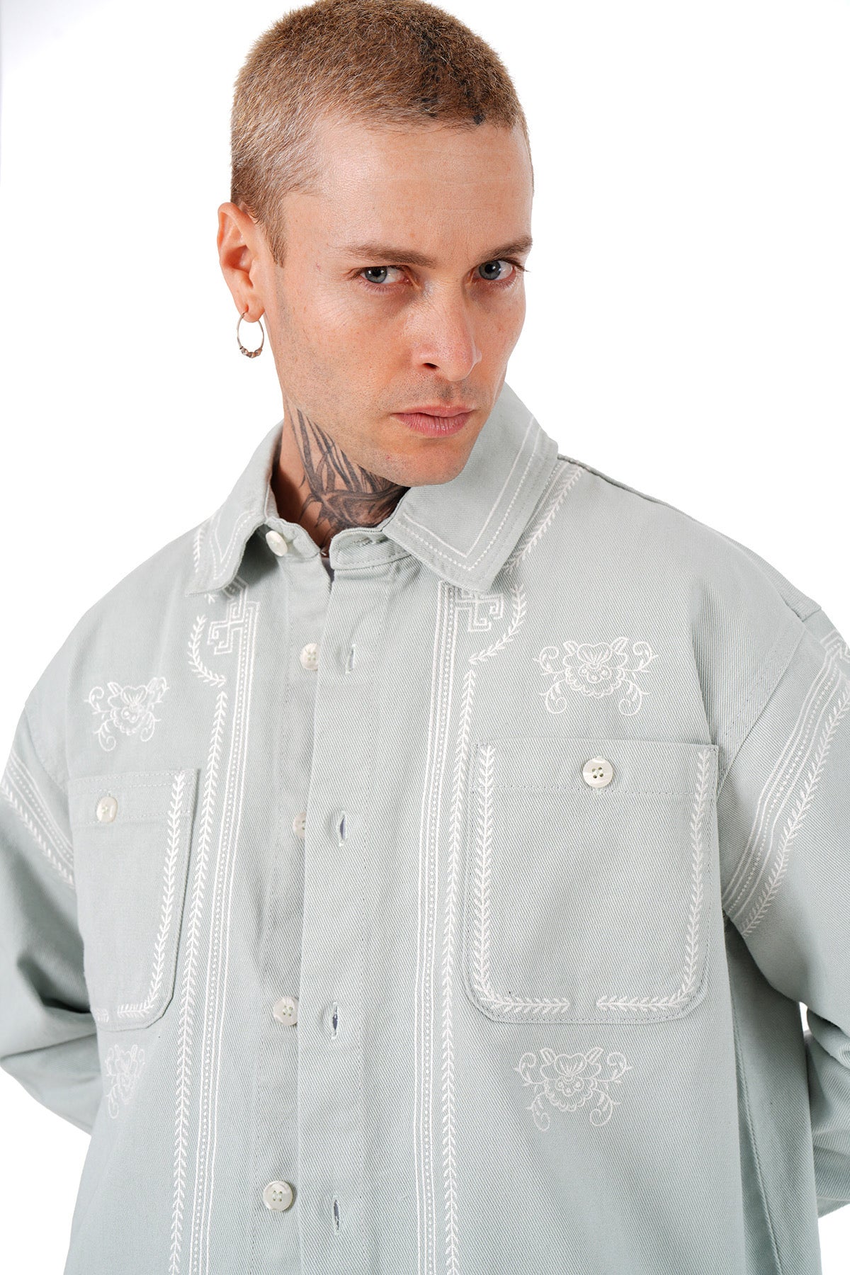 L'ensemble Chemise et Pantalon Gris Clair Brodés