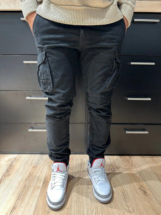 Pantalon Cargo Noir Coupe Slim Cheville élastiqué et Zippé bonhomme