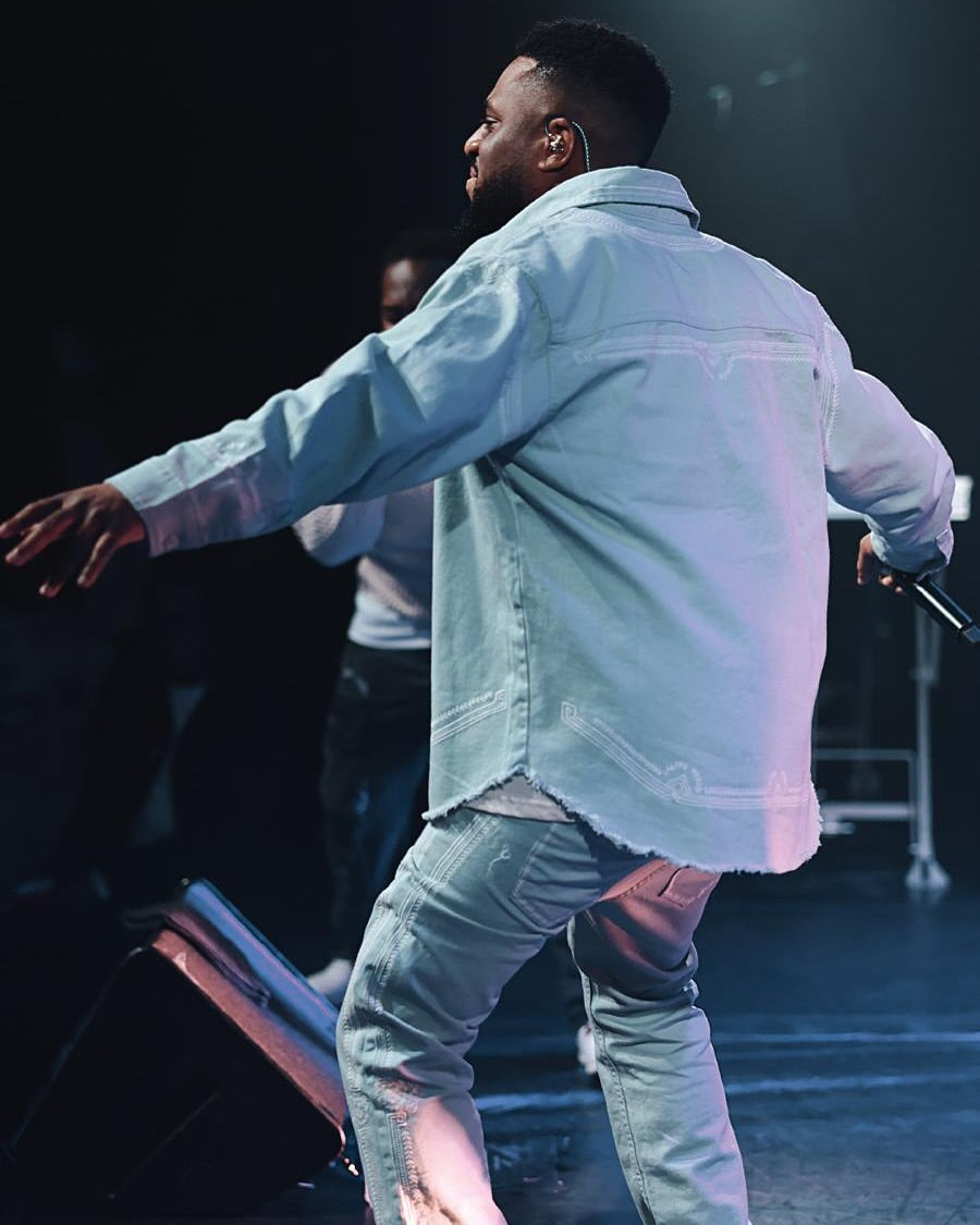 L'ensemble Chemise et Pantalon Gris Clair Brodés