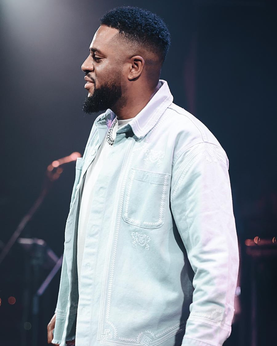 L'ensemble Chemise et Pantalon Gris Clair Brodés