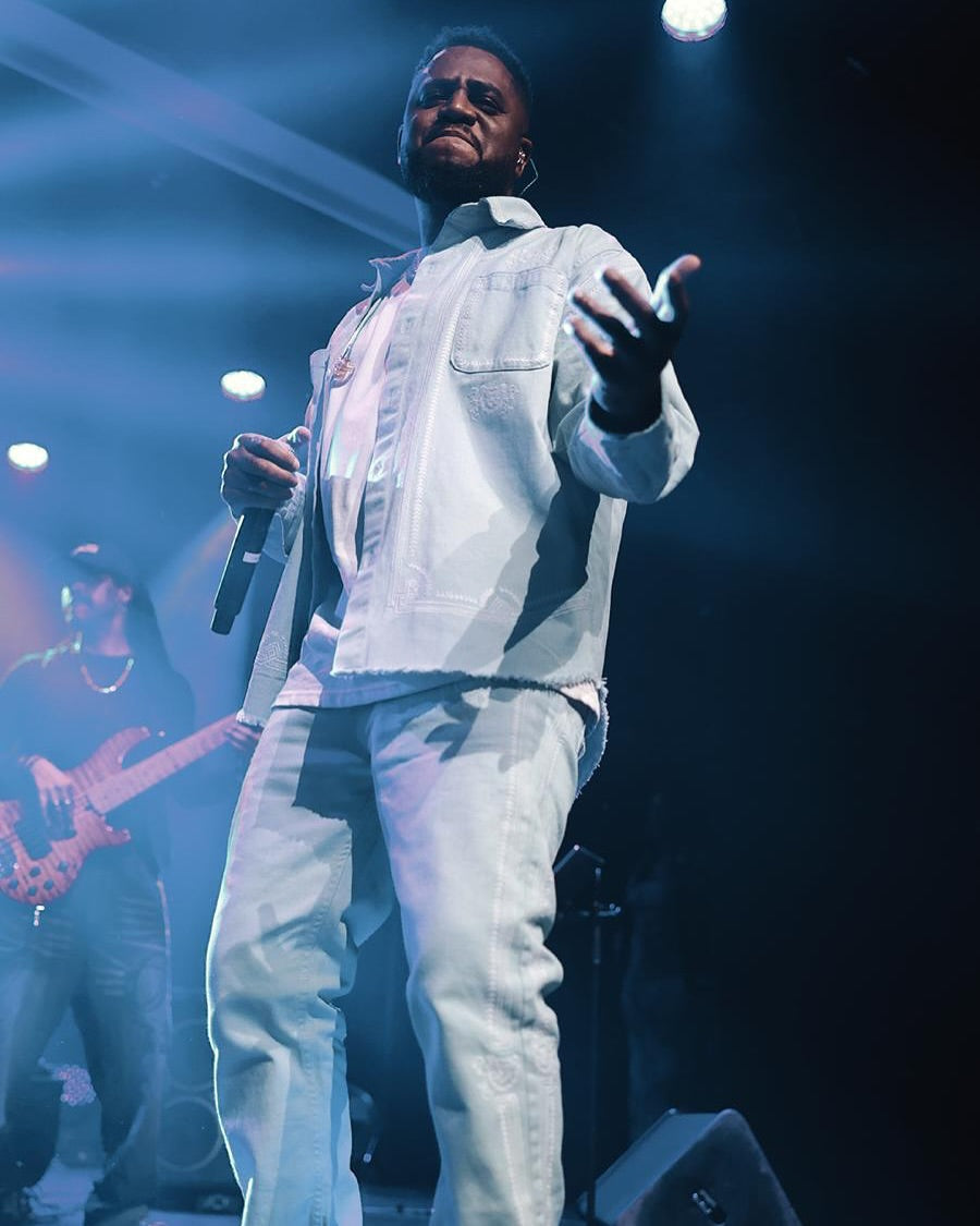 L'ensemble Chemise et Pantalon Gris Clair Brodés