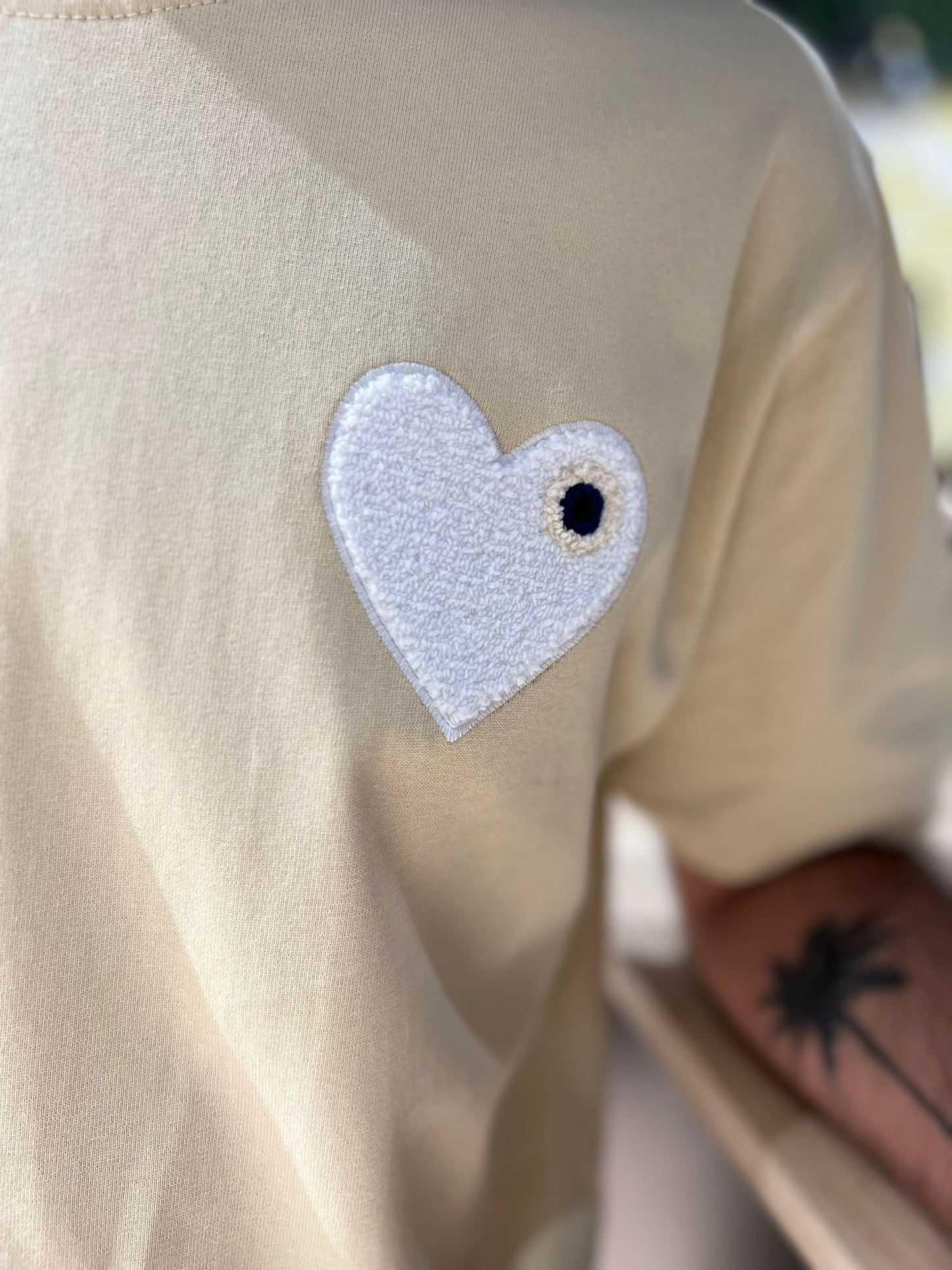 Tee shirt beige avec motif Coeur blanc Homme