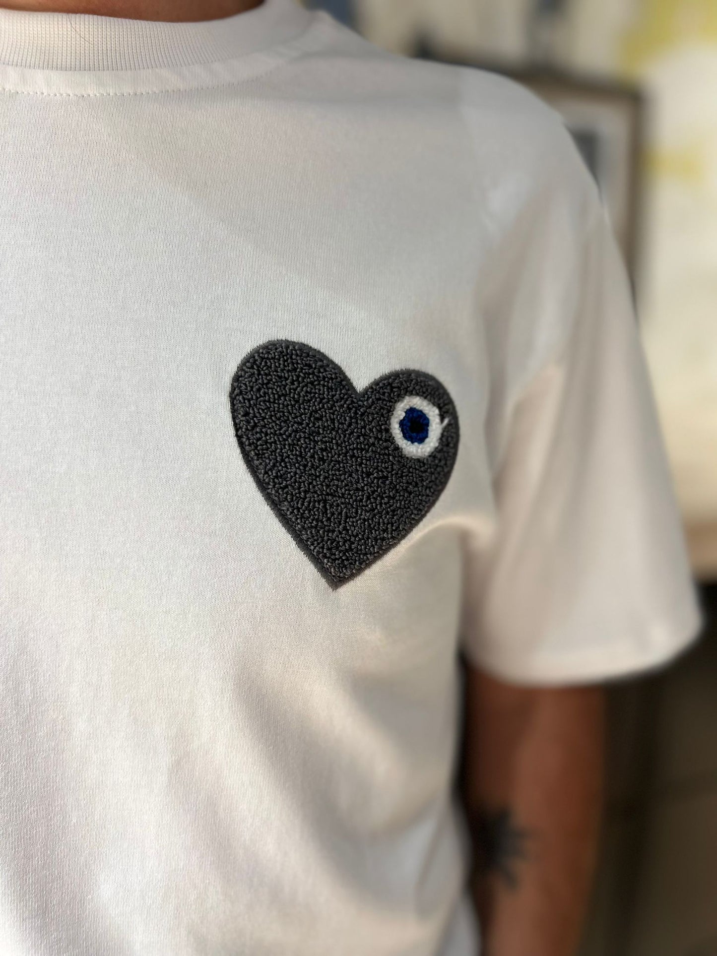 Tee shirt blanc avec motif Coeur gris Homme