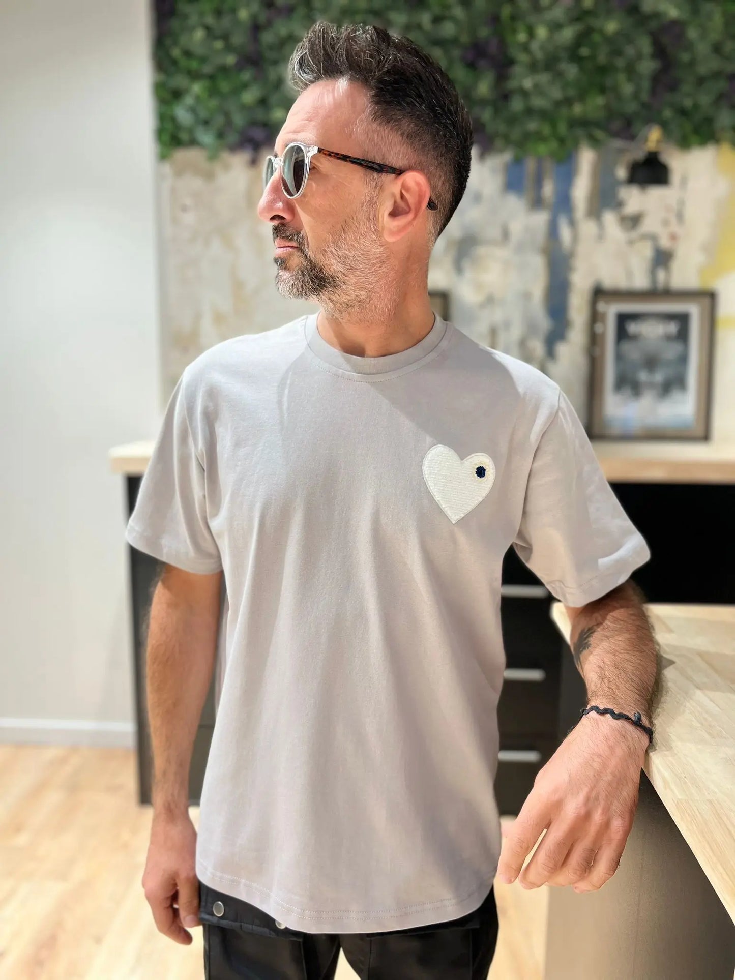 Tee shirt gris avec motif Coeur blanc Homme bonhomme
