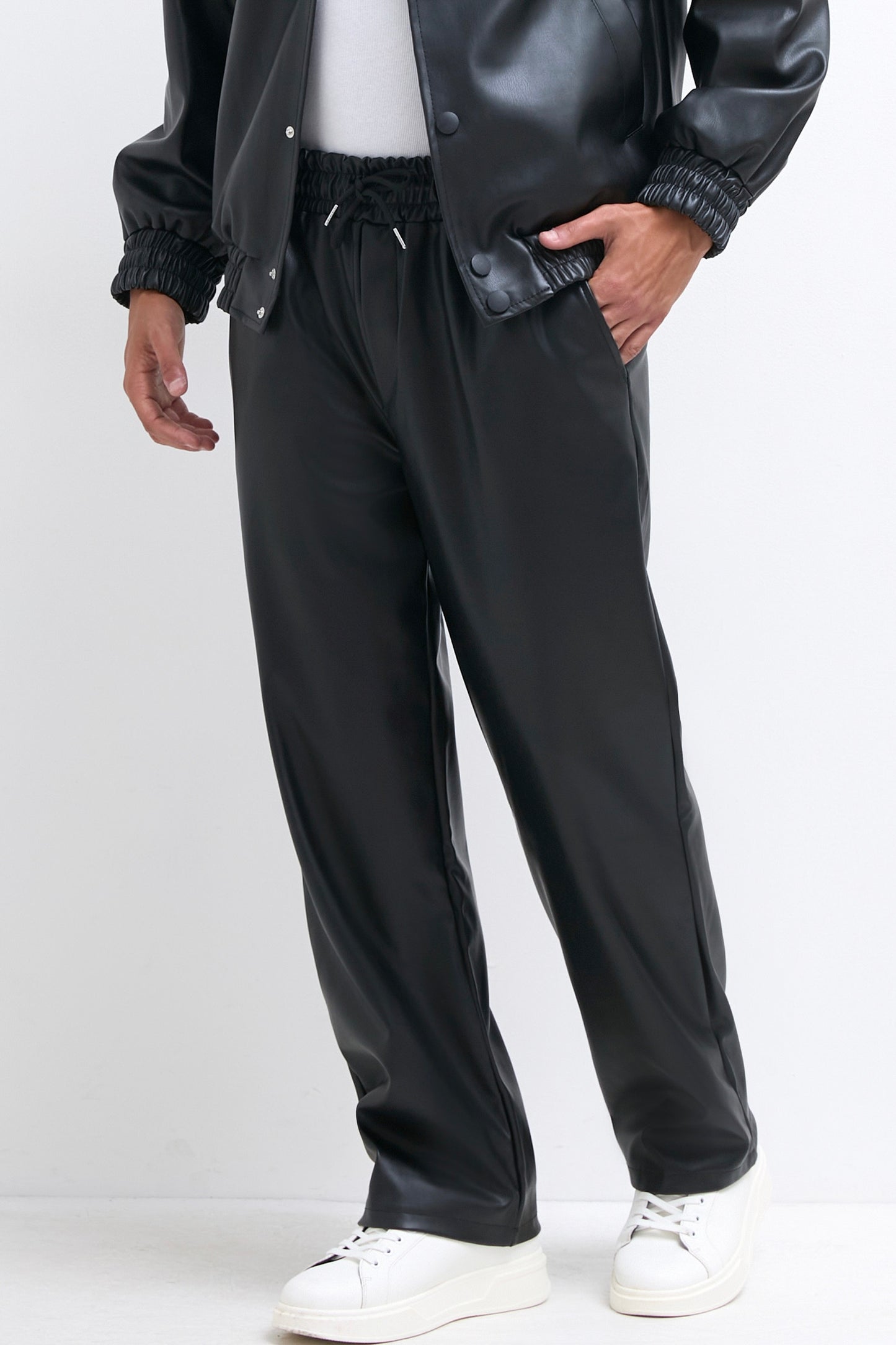 Pantalon noir en similicuir