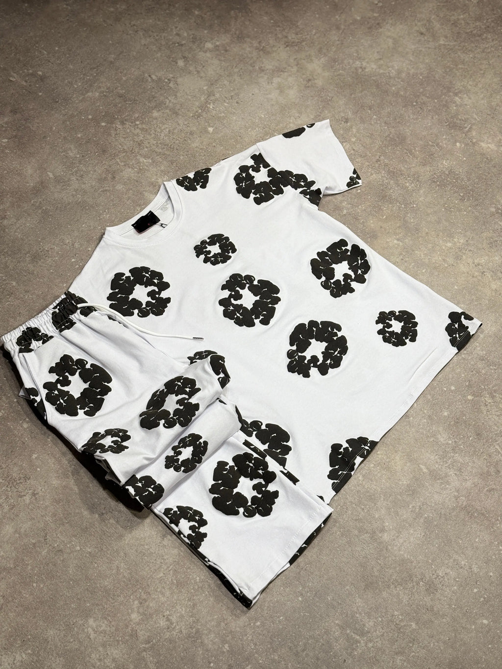 Ensemble Tee-Shirt et Pantalon jogging Fleur Blanc et Noir bonhomme