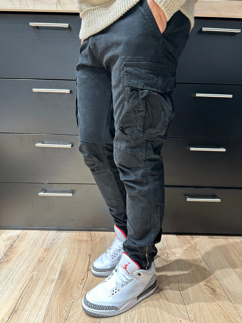 Pantalon Cargo Noir Coupe Slim Cheville élastiqué et Zippé bonhomme