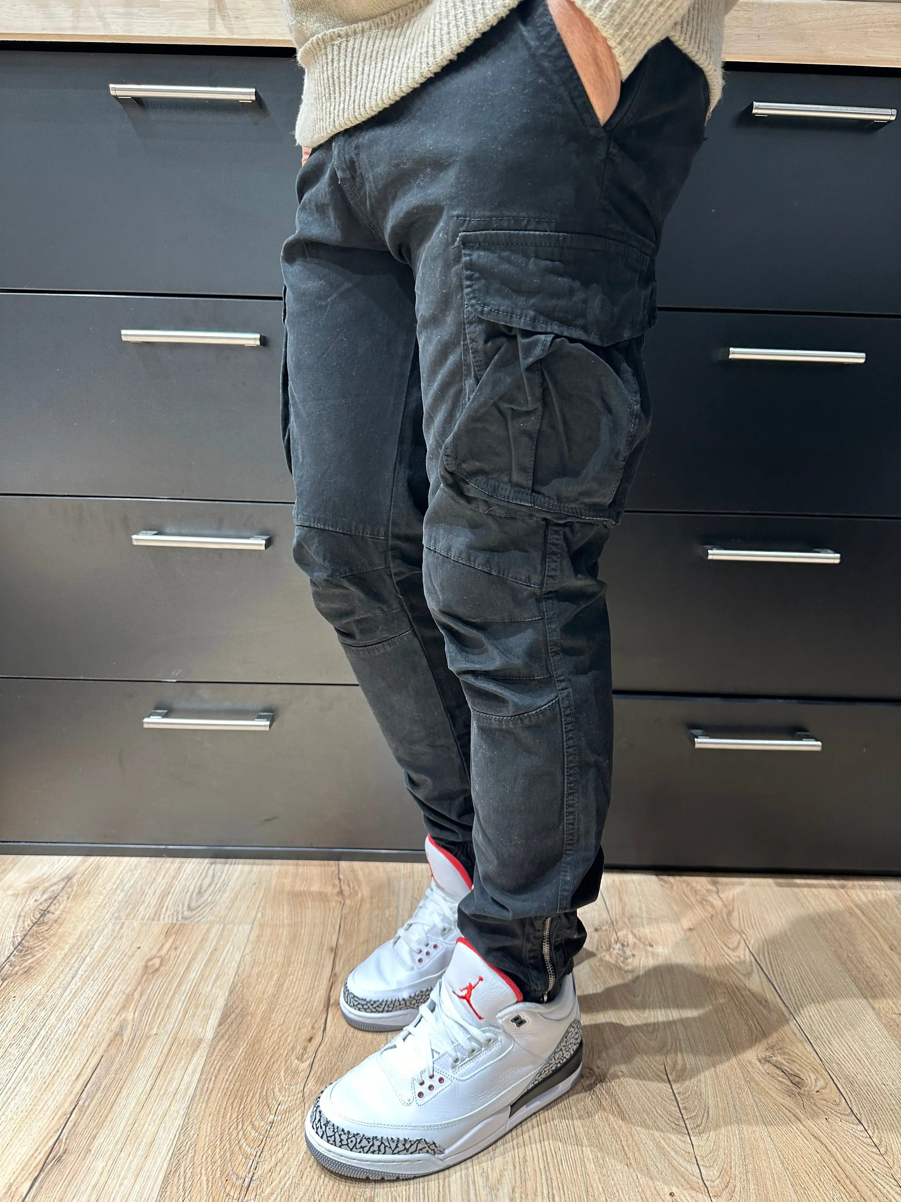 Pantalon Cargo Noir Coupe Slim Cheville élastiqué et Zippé bonhomme