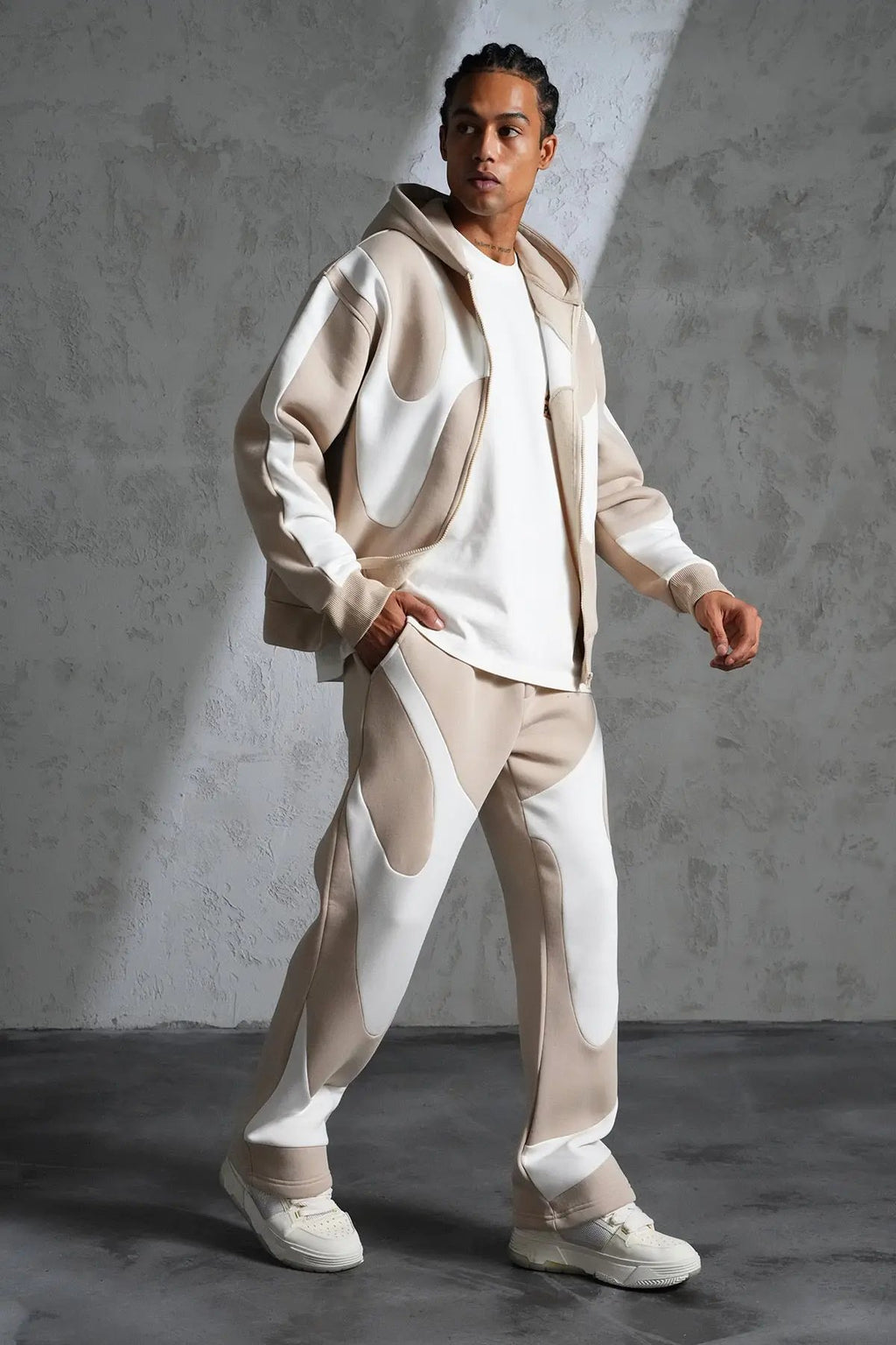 Ensemble Ikao Jogging Homme Beige et Blanc – Style Streetwear Graphique bonhomme