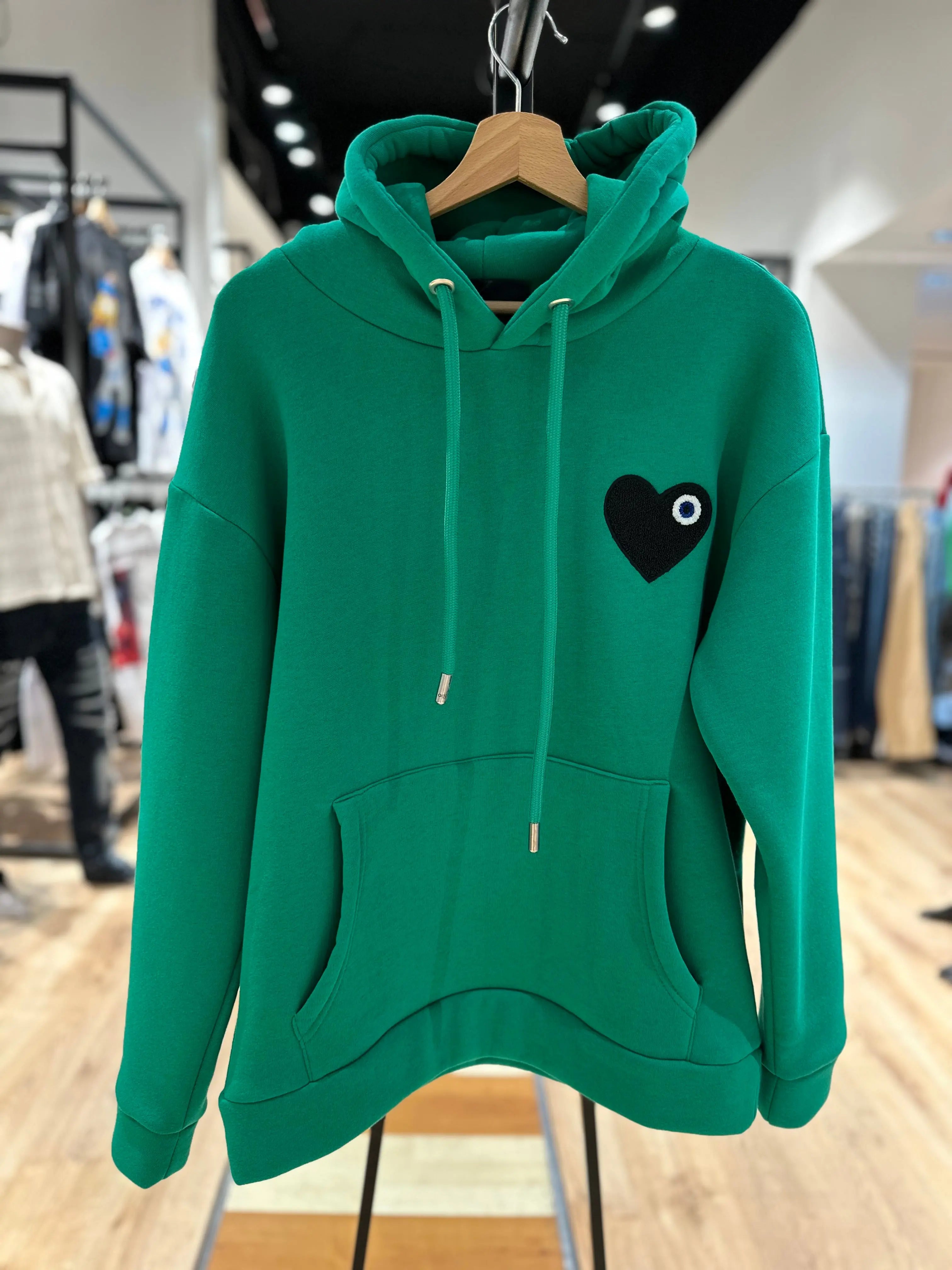 Sweat capuche vert avec cœur noir - bonhomme