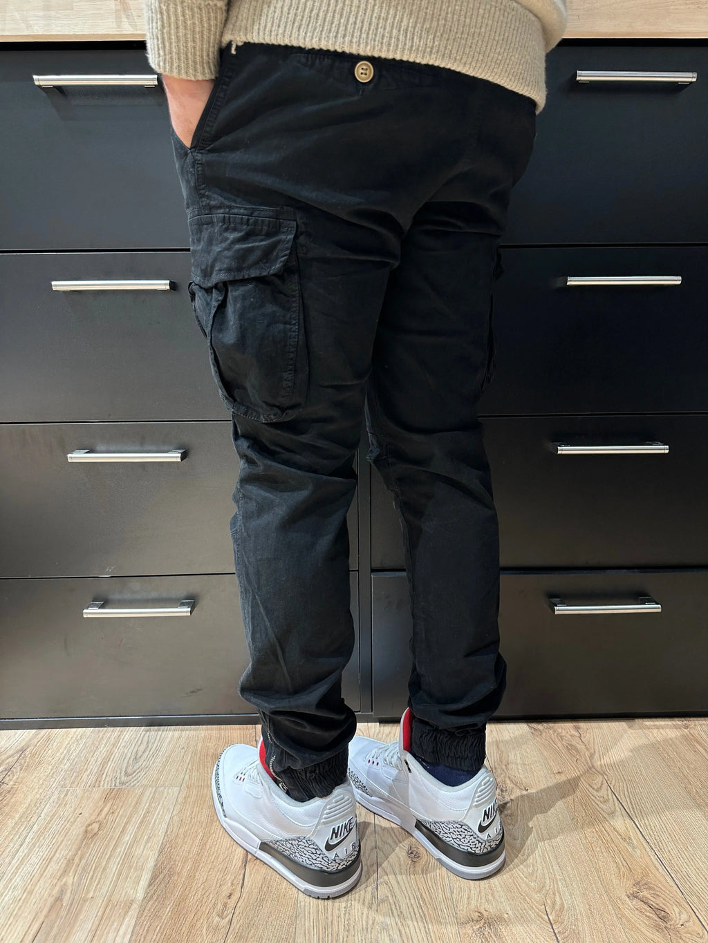 Pantalon Cargo Noir Coupe Slim Cheville élastiqué et Zippé bonhomme