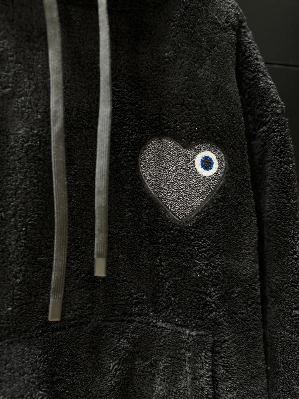 Sweat Moumoute à Capuche Noir Avec Cœur Gris - bonhomme