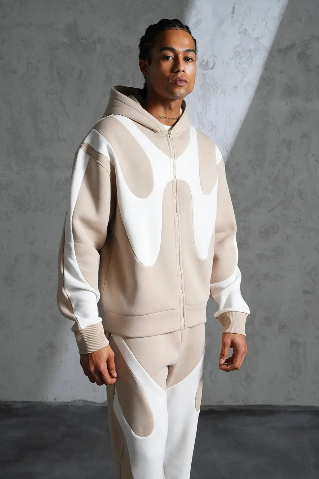 Ensemble Ikao Jogging Homme Beige et Blanc – Style Streetwear Graphique bonhomme