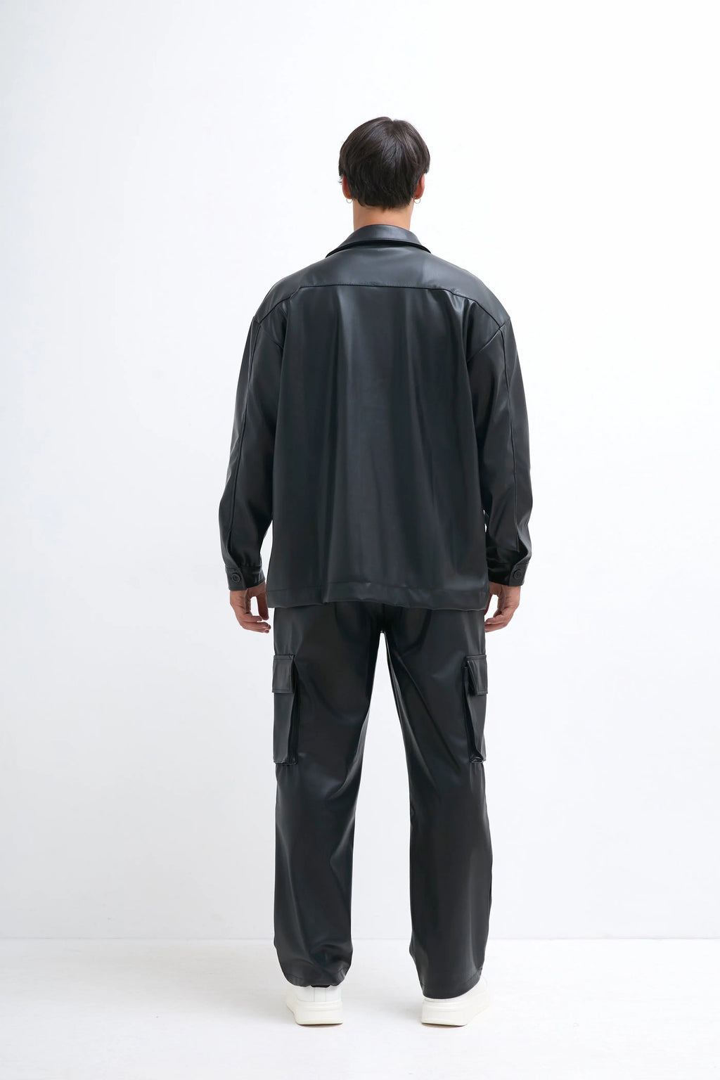 Chemise manches longues en simili cuir noir avec poches bonhomme