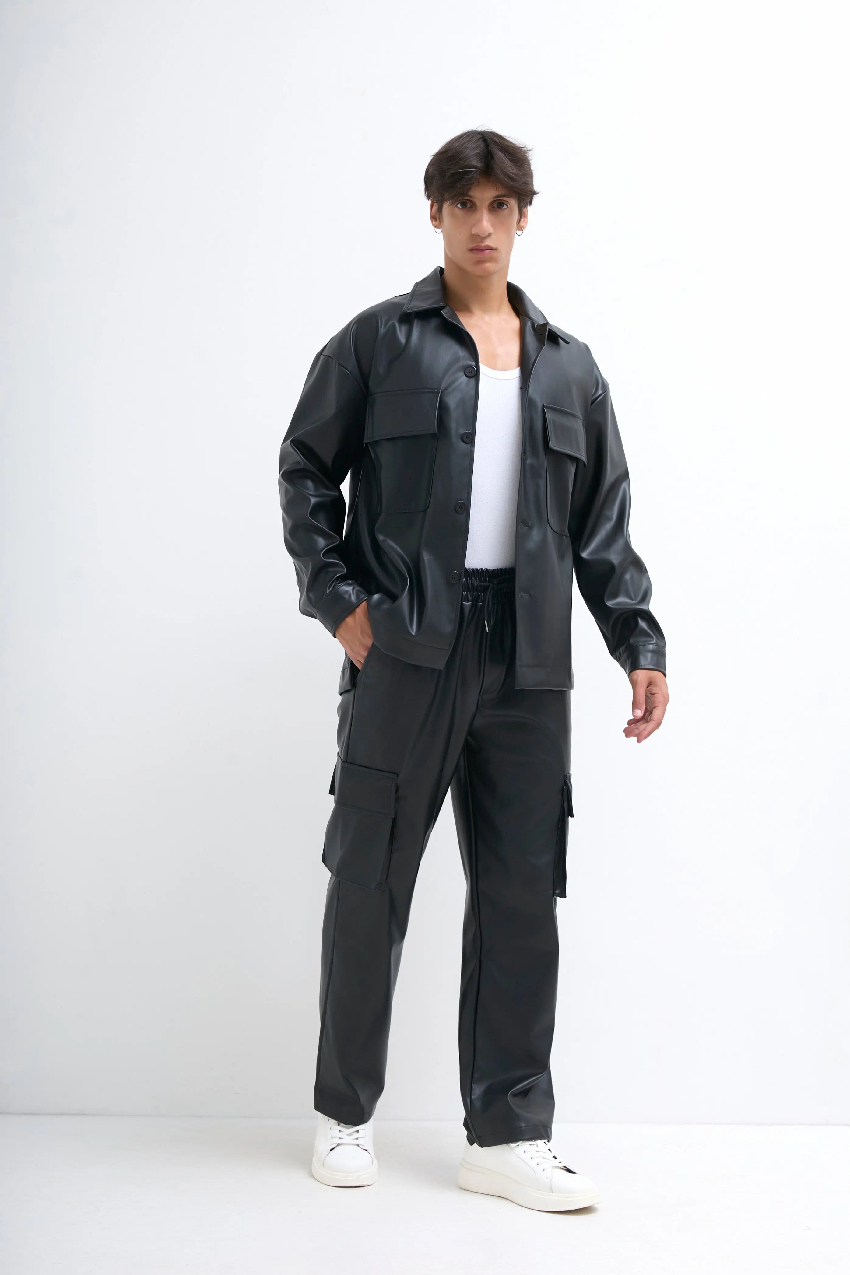 Chemise manches longues en simili cuir noir avec poches bonhomme