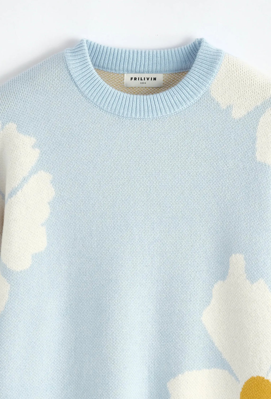 Pull bleu ciel à fleurs blanches bonhomme