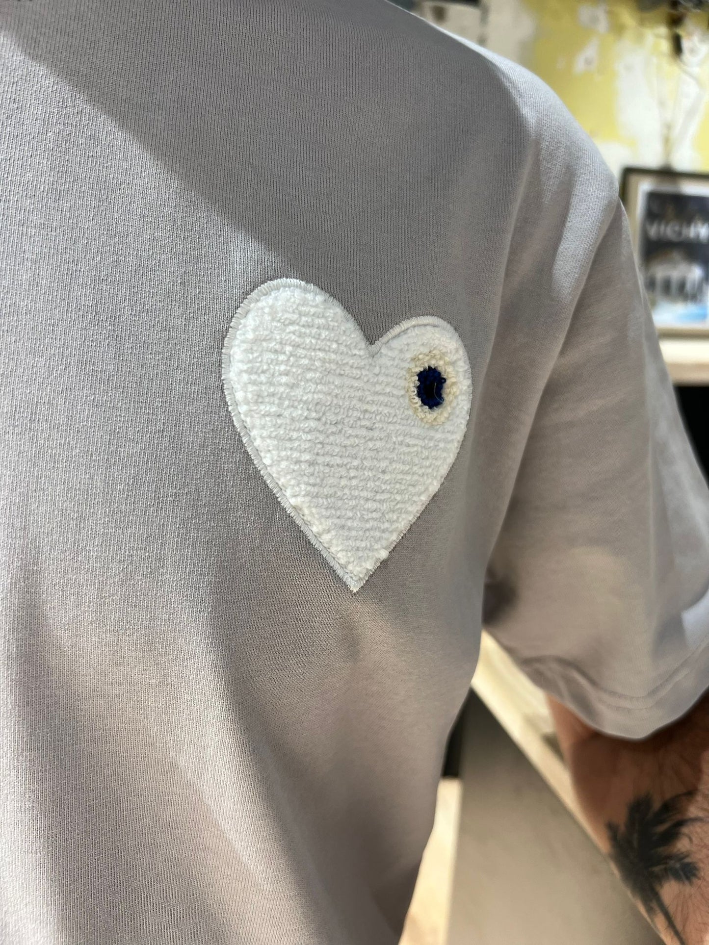 Tee shirt gris avec motif Coeur blanc Homme