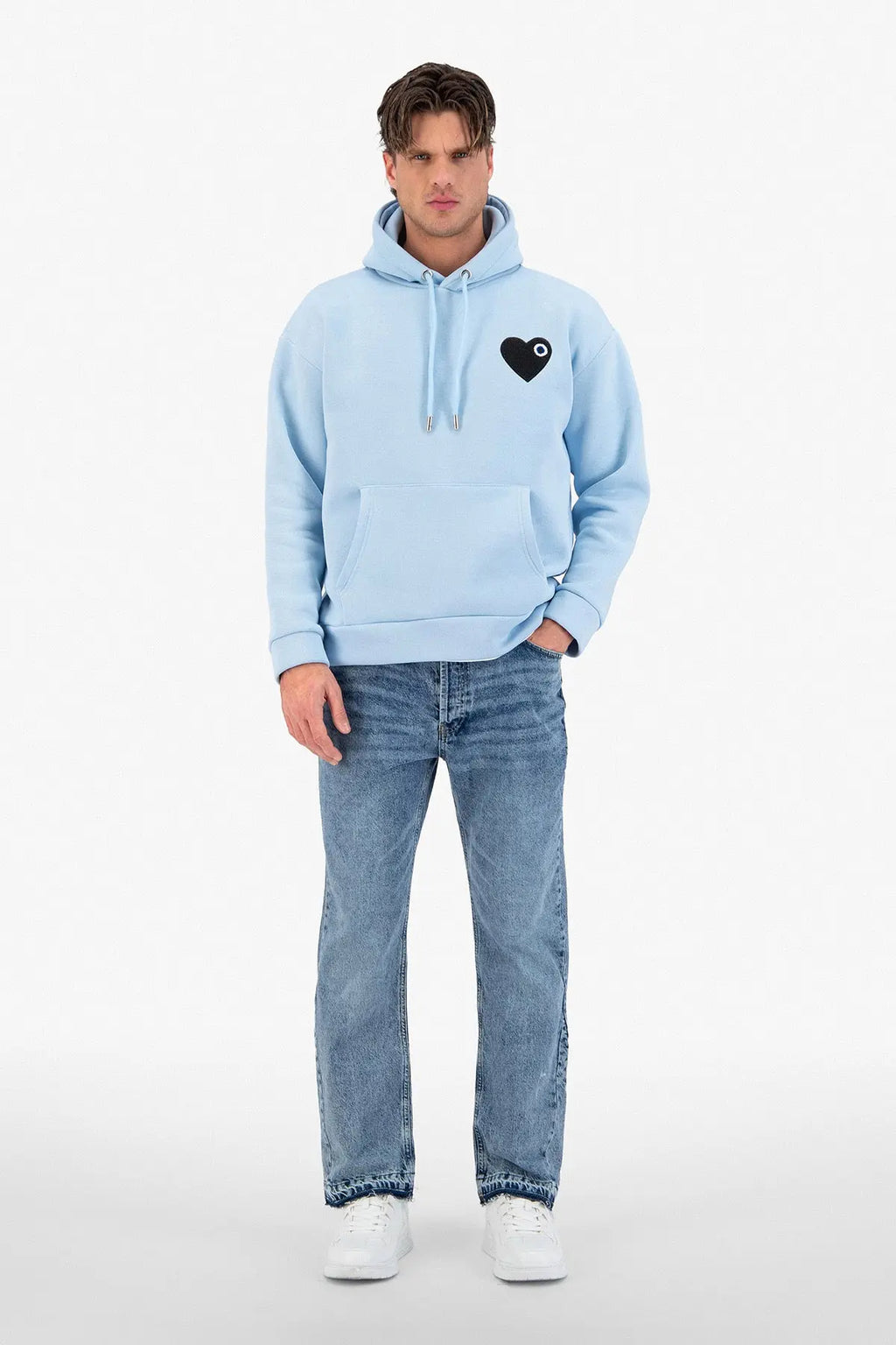 Sweat Capuche Bleu Ciel avec Coeur Noir bonhomme