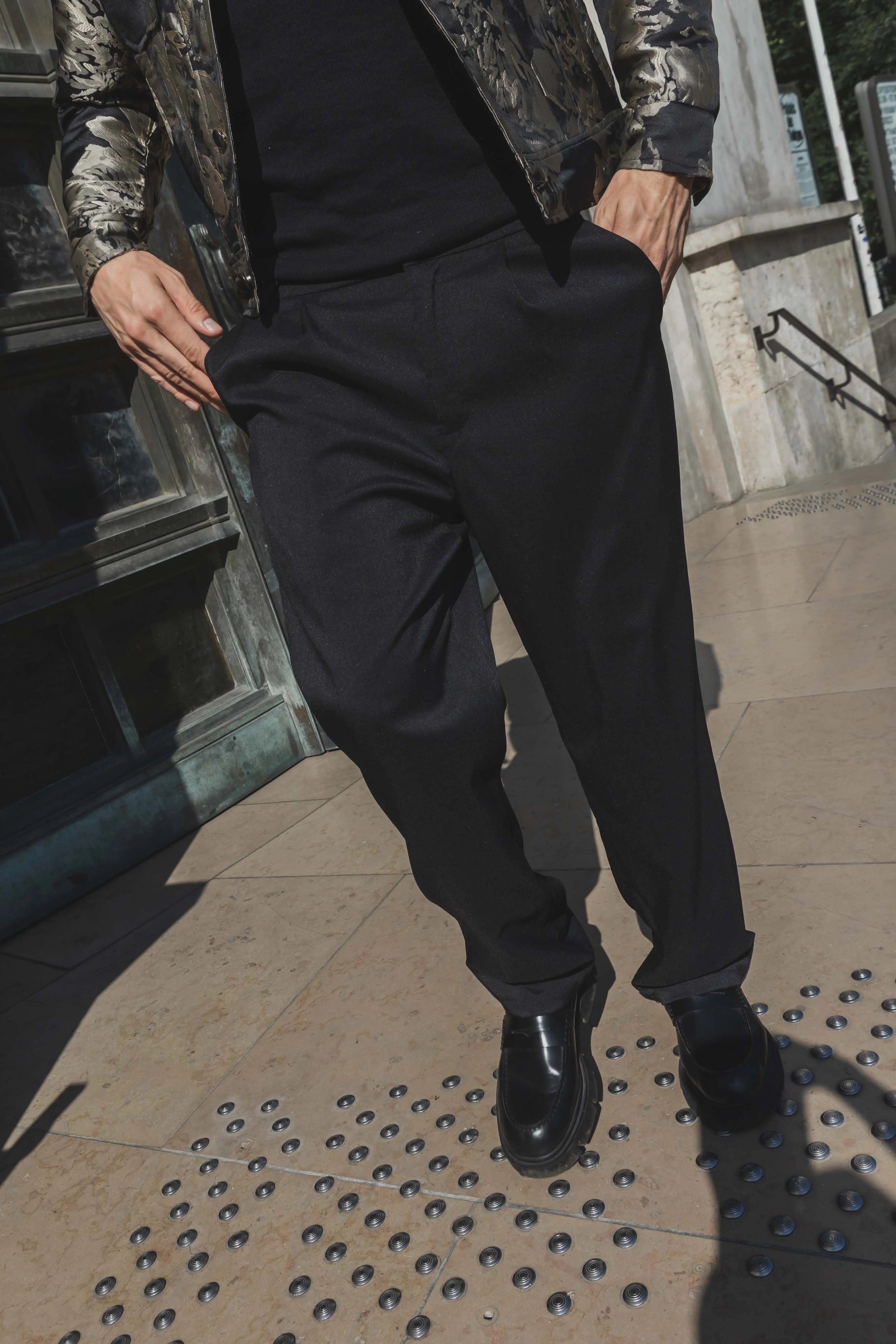 Pantalon Homme Noir Coupe Droite – Streetwear & Chic Décontracté bonhomme