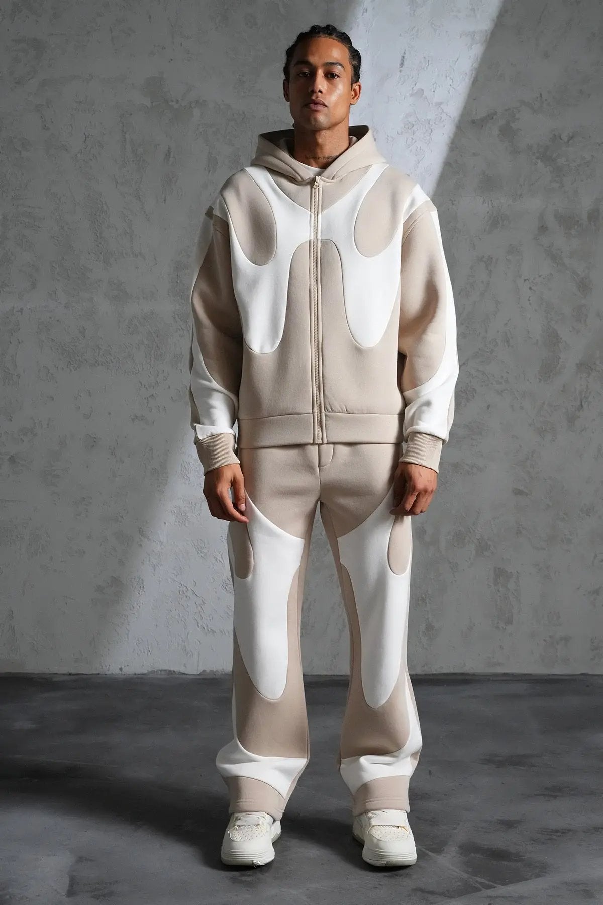 Ensemble Ikao Jogging Homme Beige et Blanc – Style Streetwear Graphique bonhomme