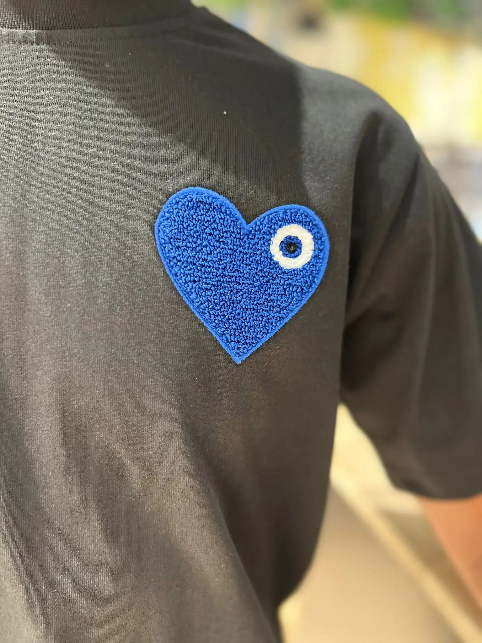 Tee shirt beige noir avec motif Coeur bleu royal Homme bonhomme