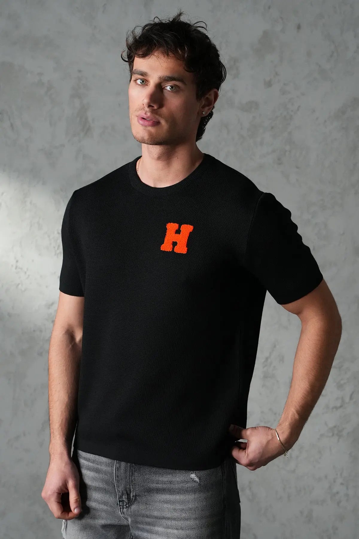 Pull Maille Homme Signature “H” – Élégance Moderne & Confort Premium (Copie) bonhomme