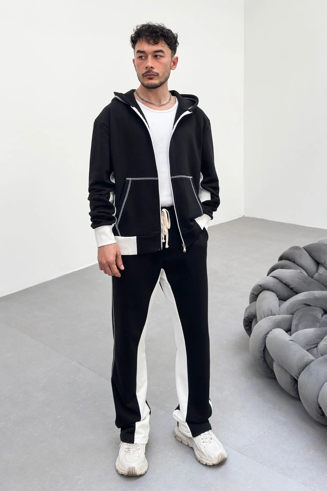 Ensemble jogging bi couleur veste et pantalon jogging coup flare noir blanc bonhomme