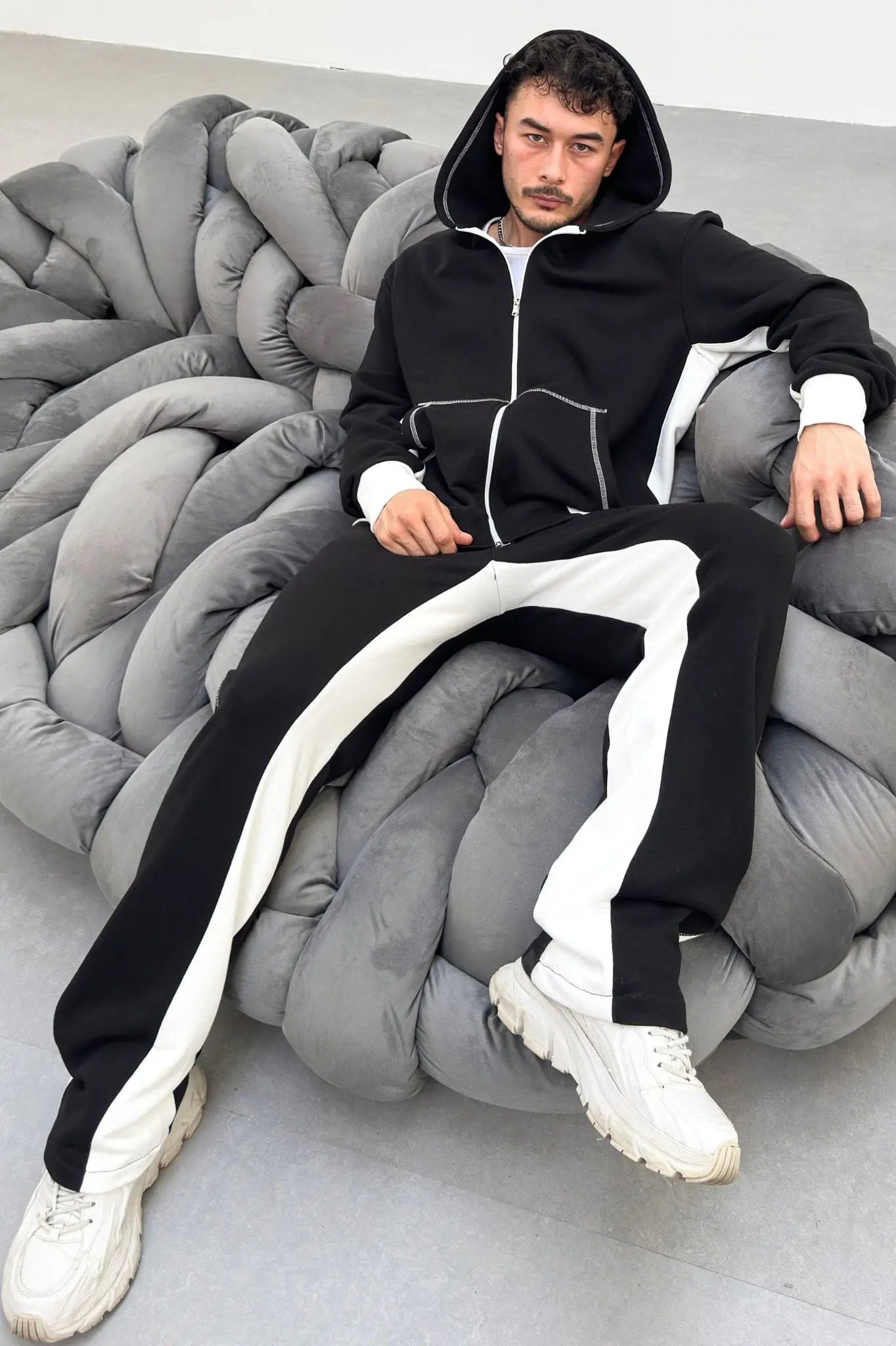 Ensemble jogging bi couleur veste et pantalon jogging coup flare noir blanc bonhomme