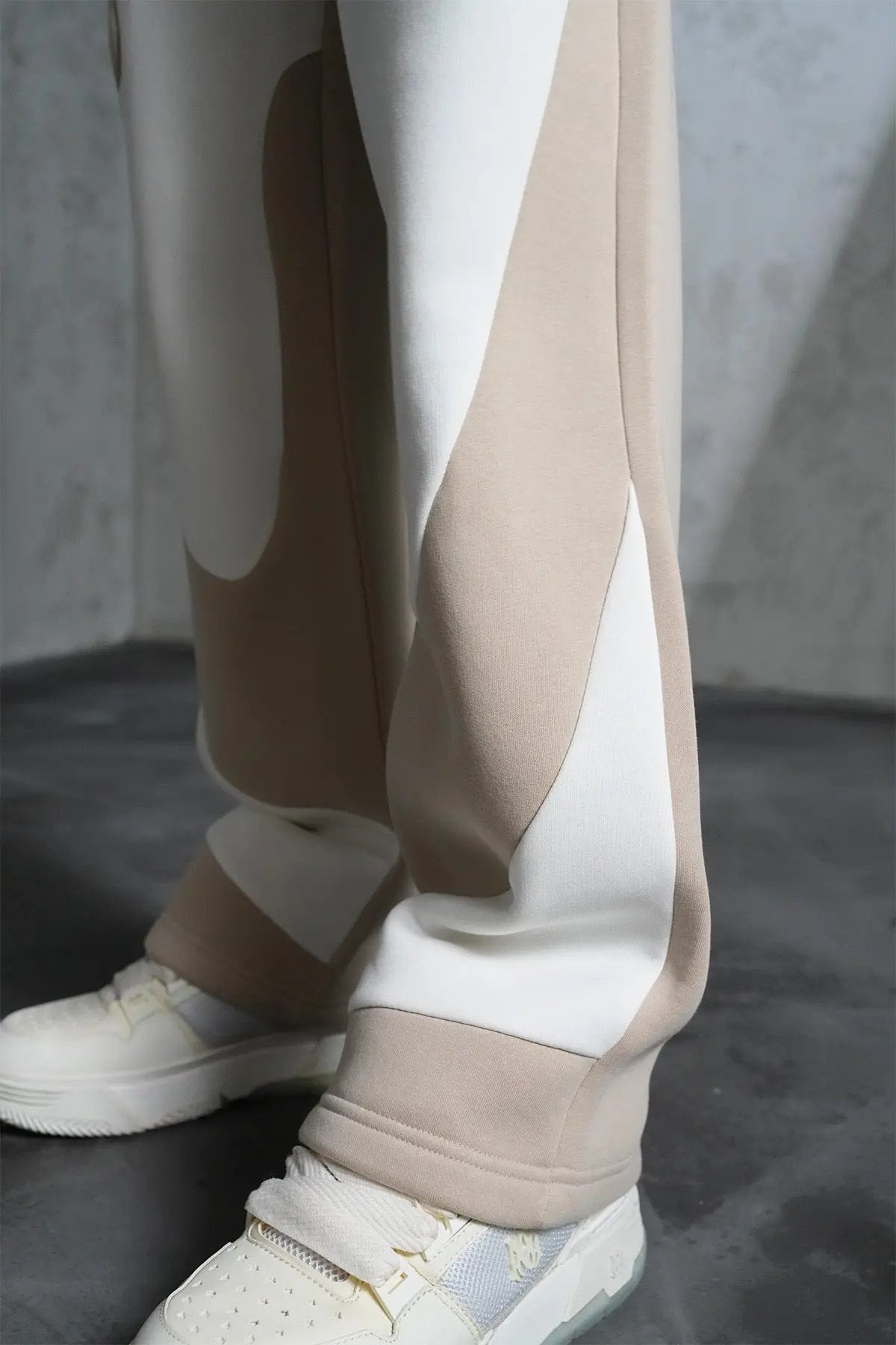 Ensemble Ikao Jogging Homme Beige et Blanc – Style Streetwear Graphique bonhomme