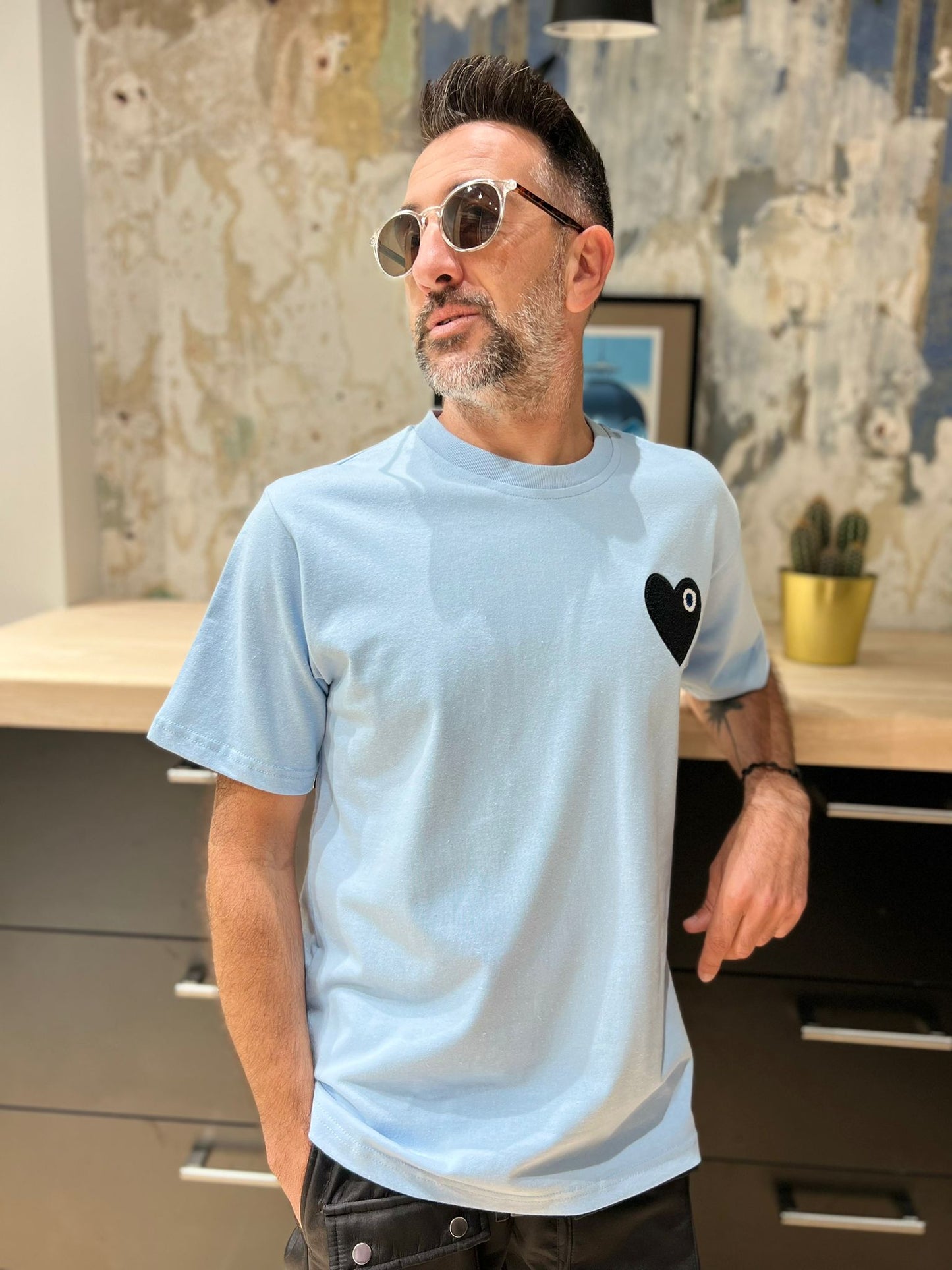 Tee shirt ciel avec motif Coeur noir Homme