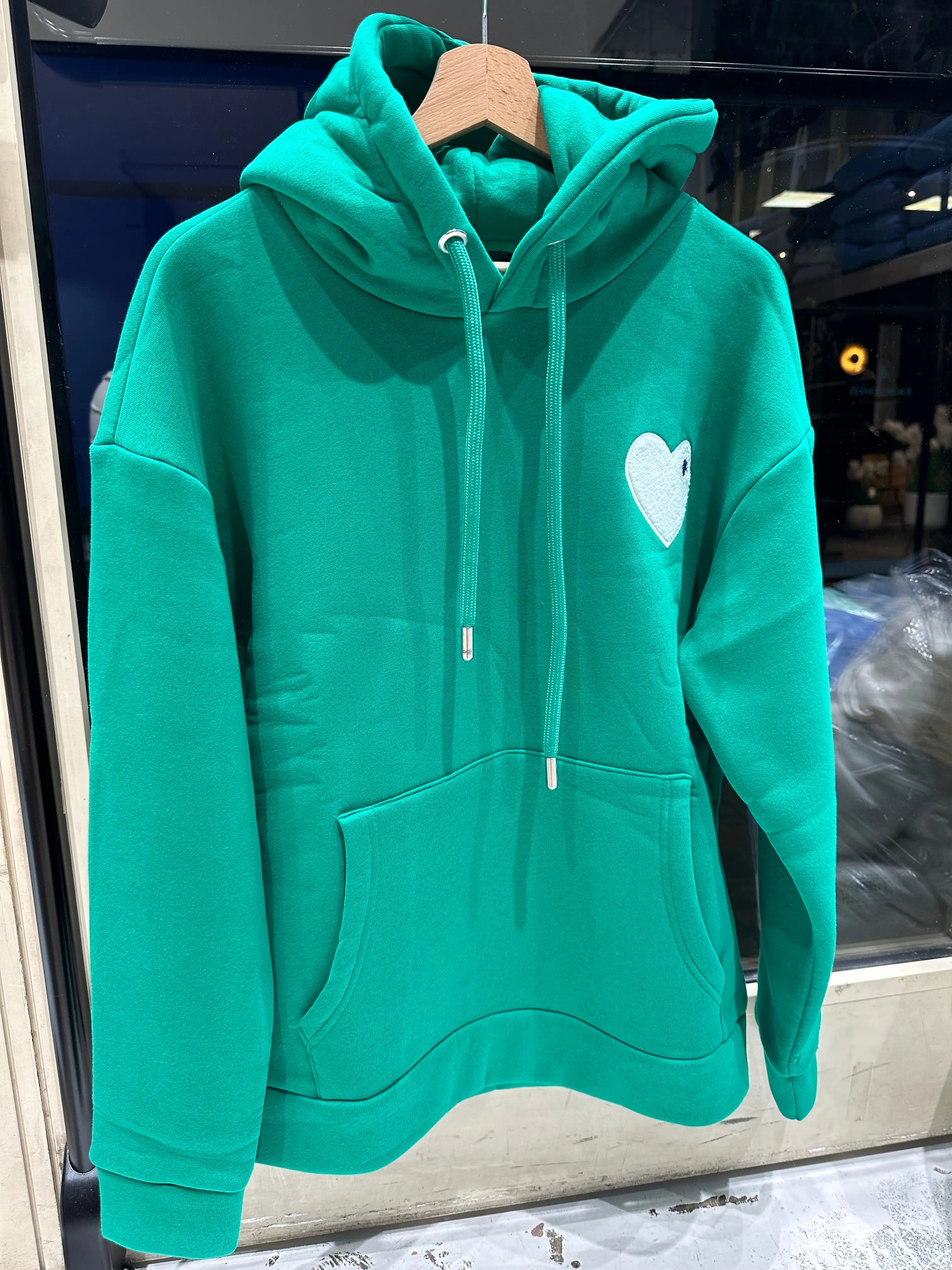 Sweat capuche vert avec cœur blanc - bonhomme