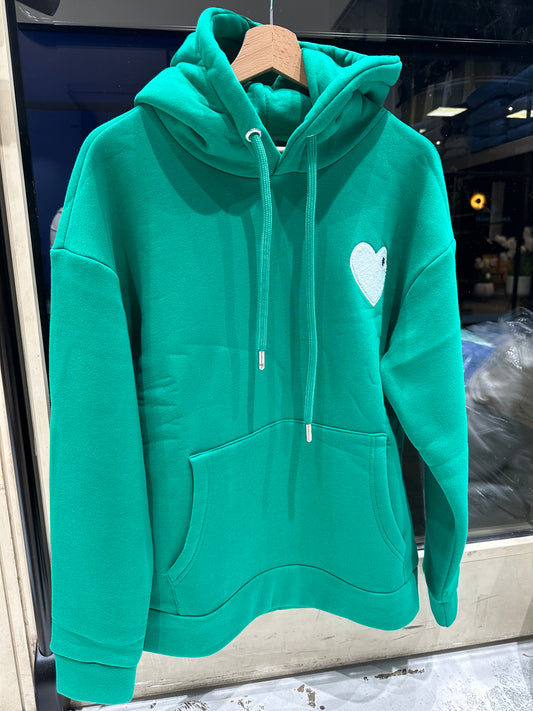 Sweat capuche vert avec cœur blanc