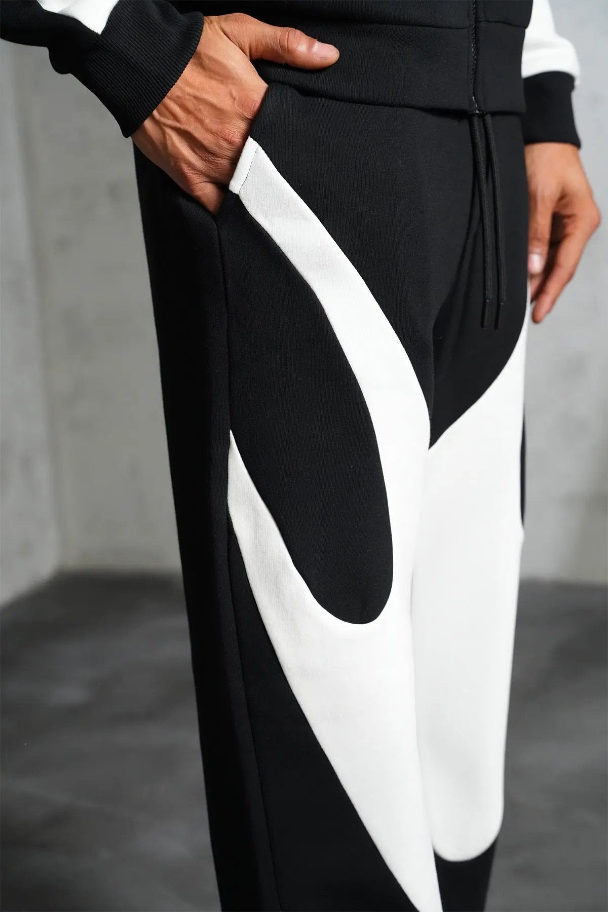 Ensemble Ikao Jogging Homme Noir et Blanc – Design Graphique Streetwear bonhomme