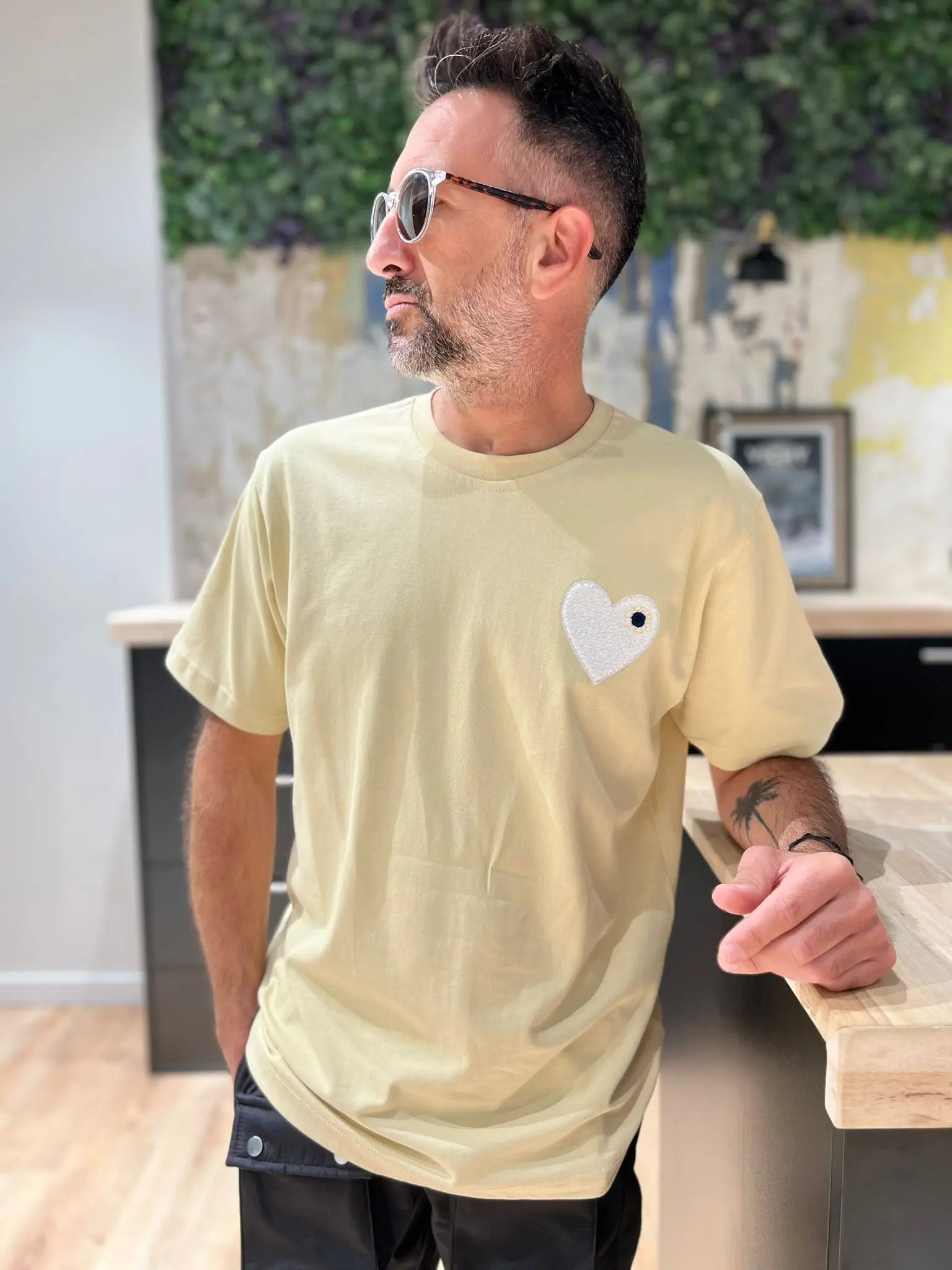 Tee shirt beige avec motif Coeur blanc Homme bonhomme