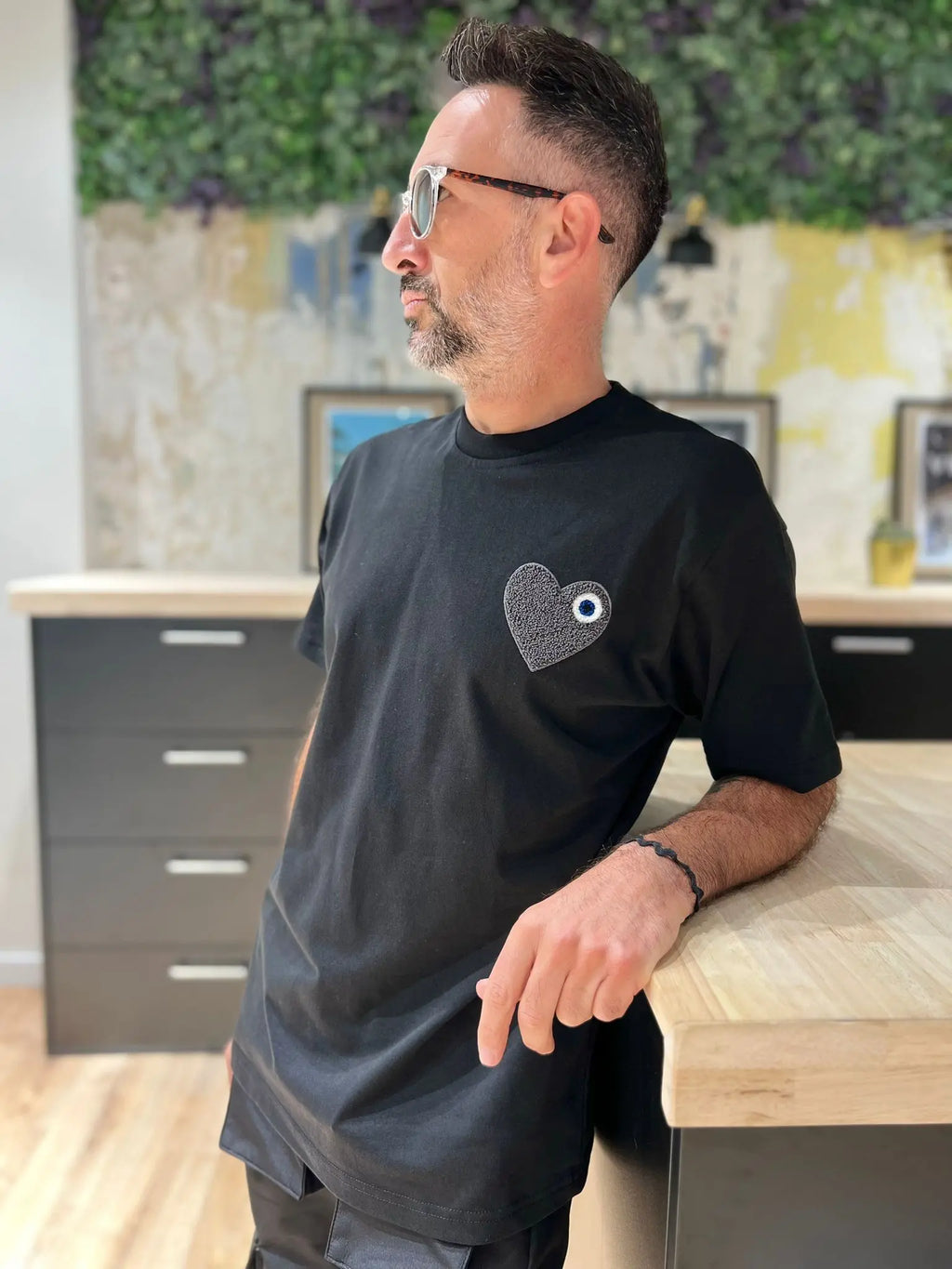 Tee shirt noir avec motif Coeur gris Homme bonhomme