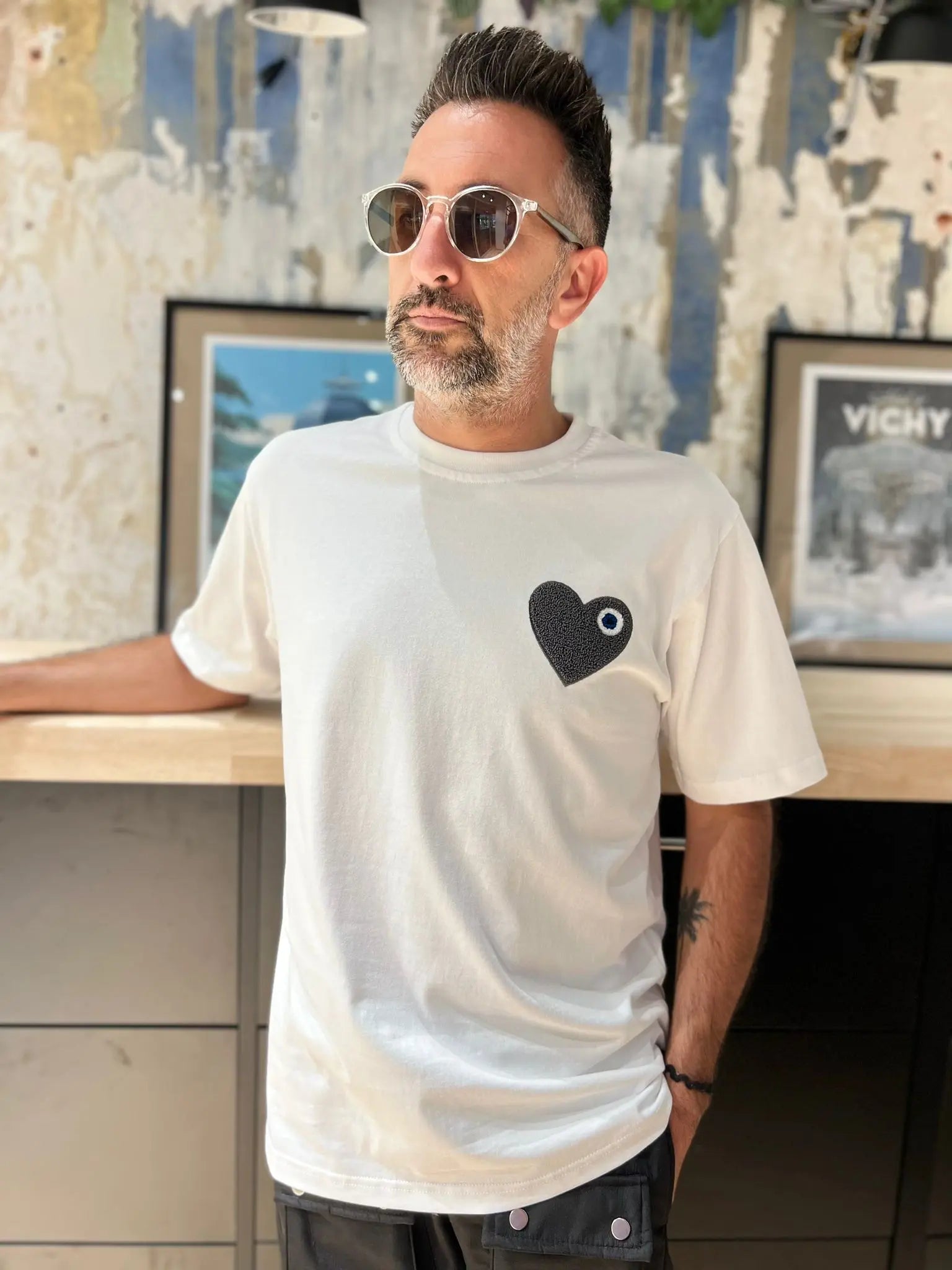 Tee shirt blanc avec motif Coeur gris Homme bonhomme